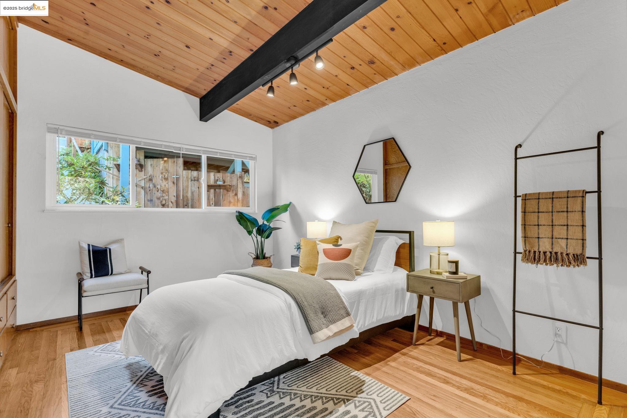 Detail Gallery Image 33 of 52 For 2211 Arrowhead Dr, Oakland,  CA 94611 - 3 Beds | 2 Baths