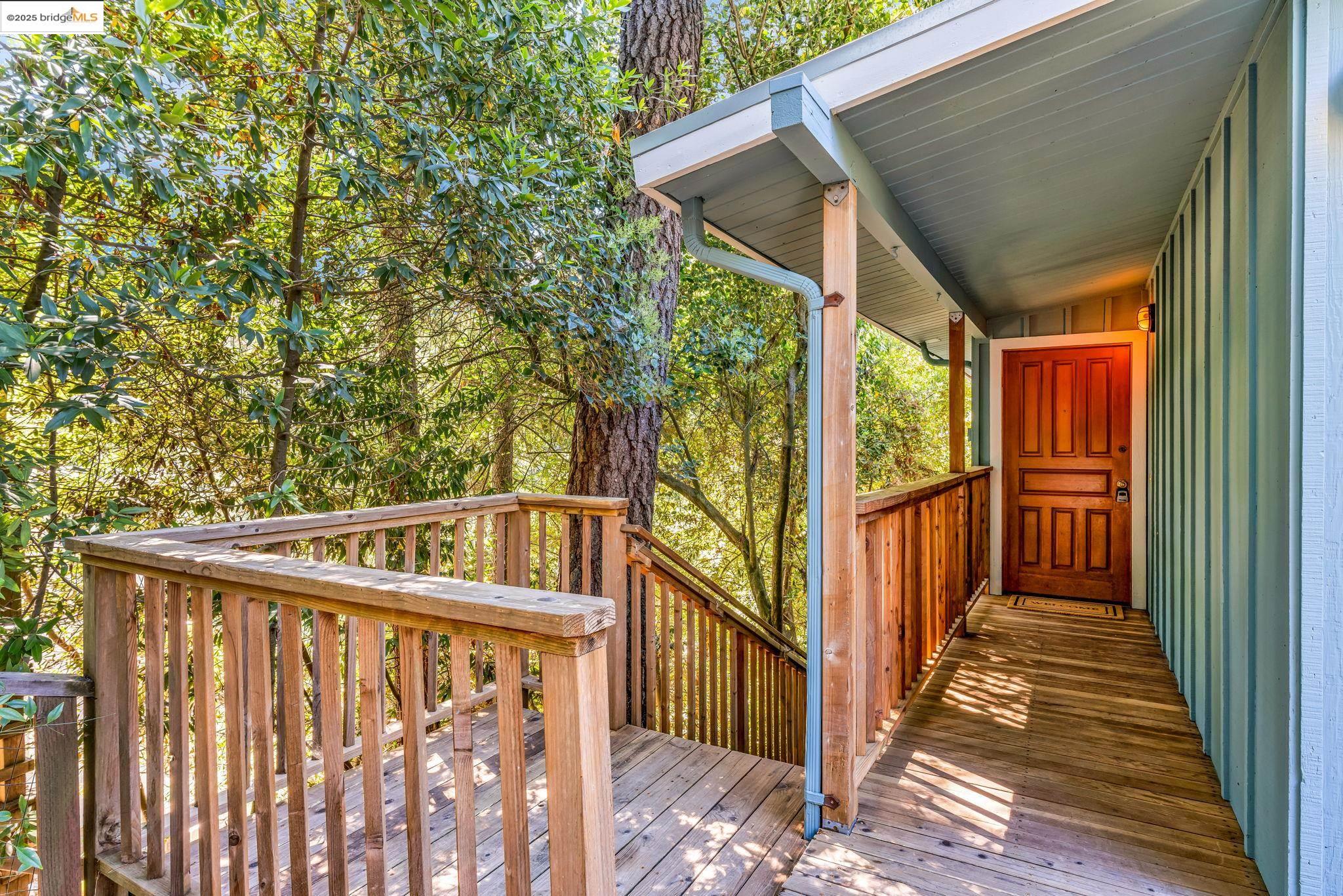 Detail Gallery Image 5 of 52 For 2211 Arrowhead Dr, Oakland,  CA 94611 - 3 Beds | 2 Baths