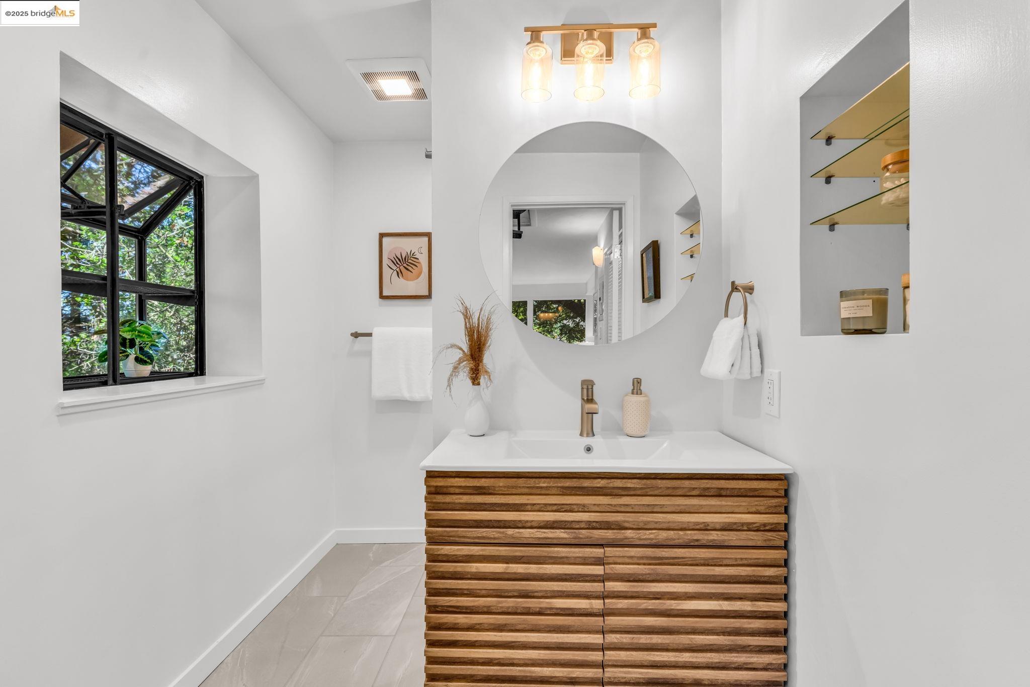 Detail Gallery Image 42 of 52 For 2211 Arrowhead Dr, Oakland,  CA 94611 - 3 Beds | 2 Baths