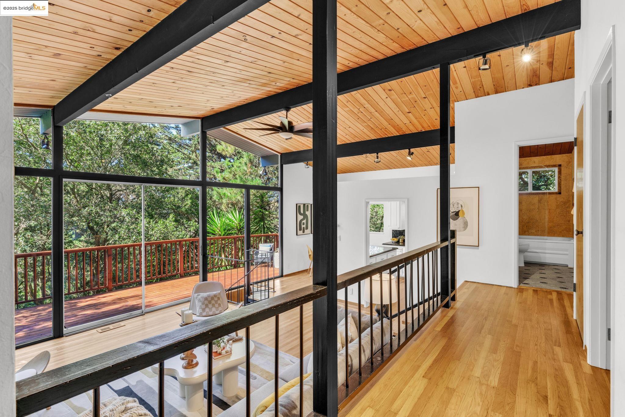 Detail Gallery Image 6 of 52 For 2211 Arrowhead Dr, Oakland,  CA 94611 - 3 Beds | 2 Baths