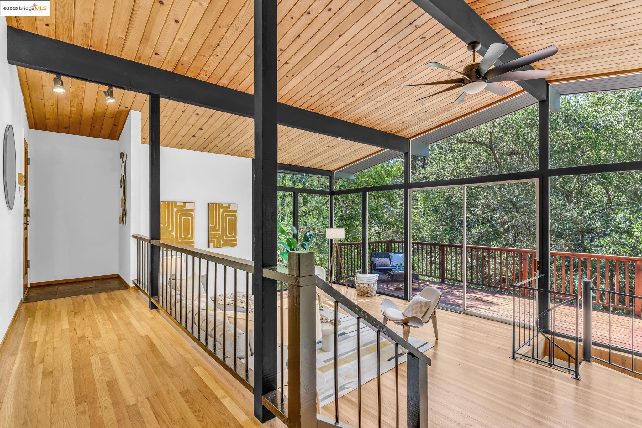 Detail Gallery Image 7 of 52 For 2211 Arrowhead Dr, Oakland,  CA 94611 - 3 Beds | 2 Baths