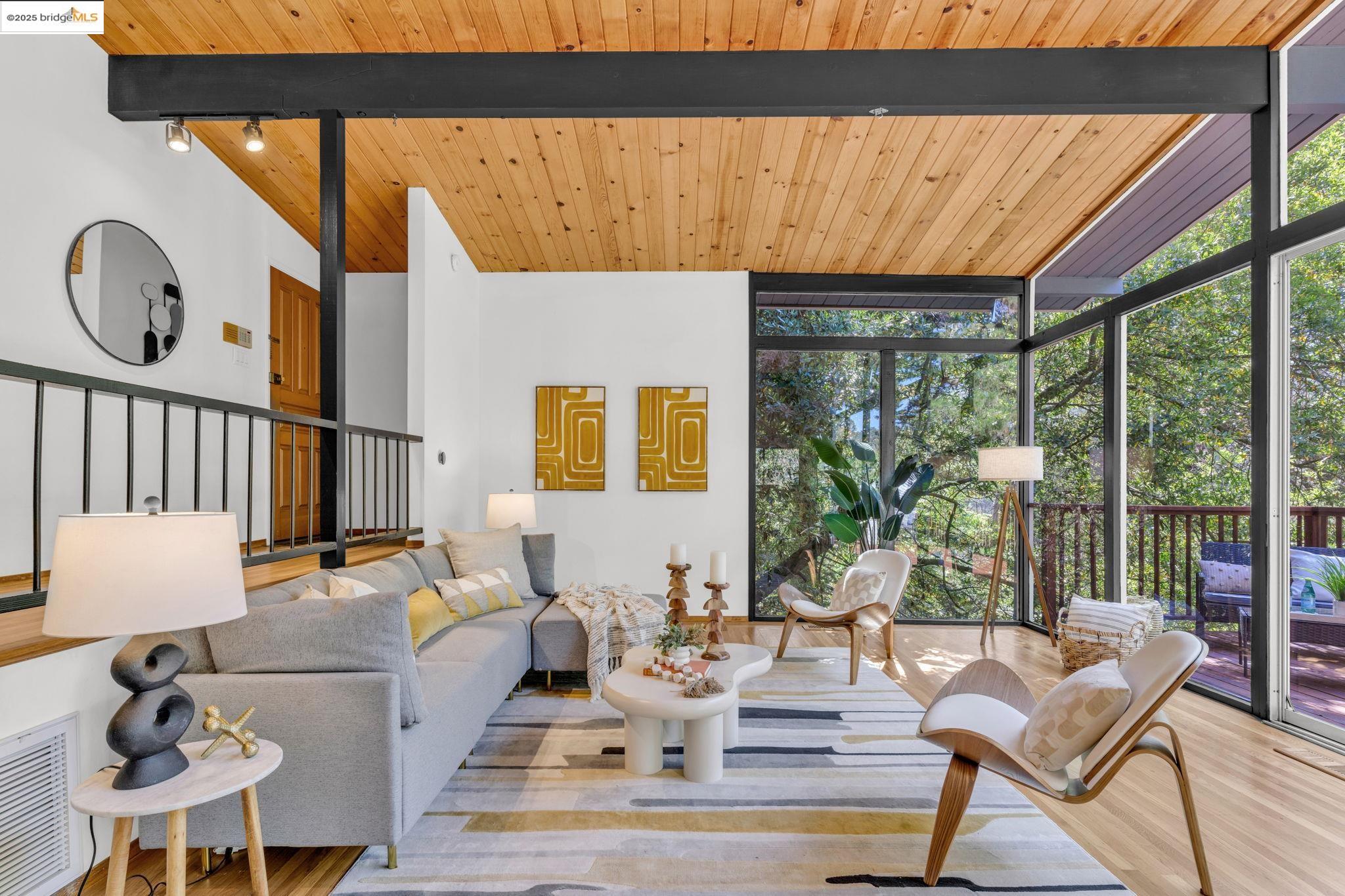 Detail Gallery Image 8 of 52 For 2211 Arrowhead Dr, Oakland,  CA 94611 - 3 Beds | 2 Baths