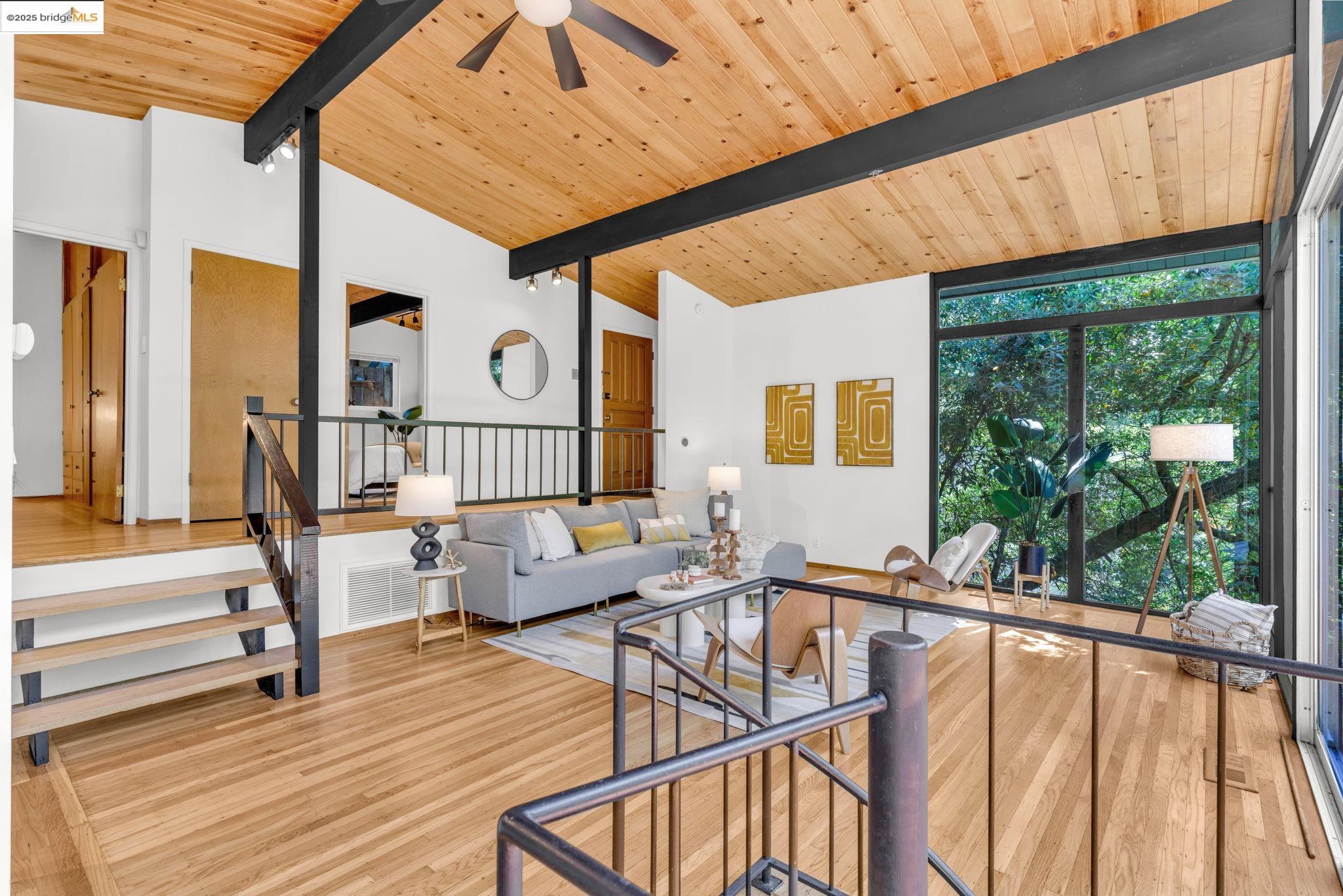 Detail Gallery Image 10 of 52 For 2211 Arrowhead Dr, Oakland,  CA 94611 - 3 Beds | 2 Baths