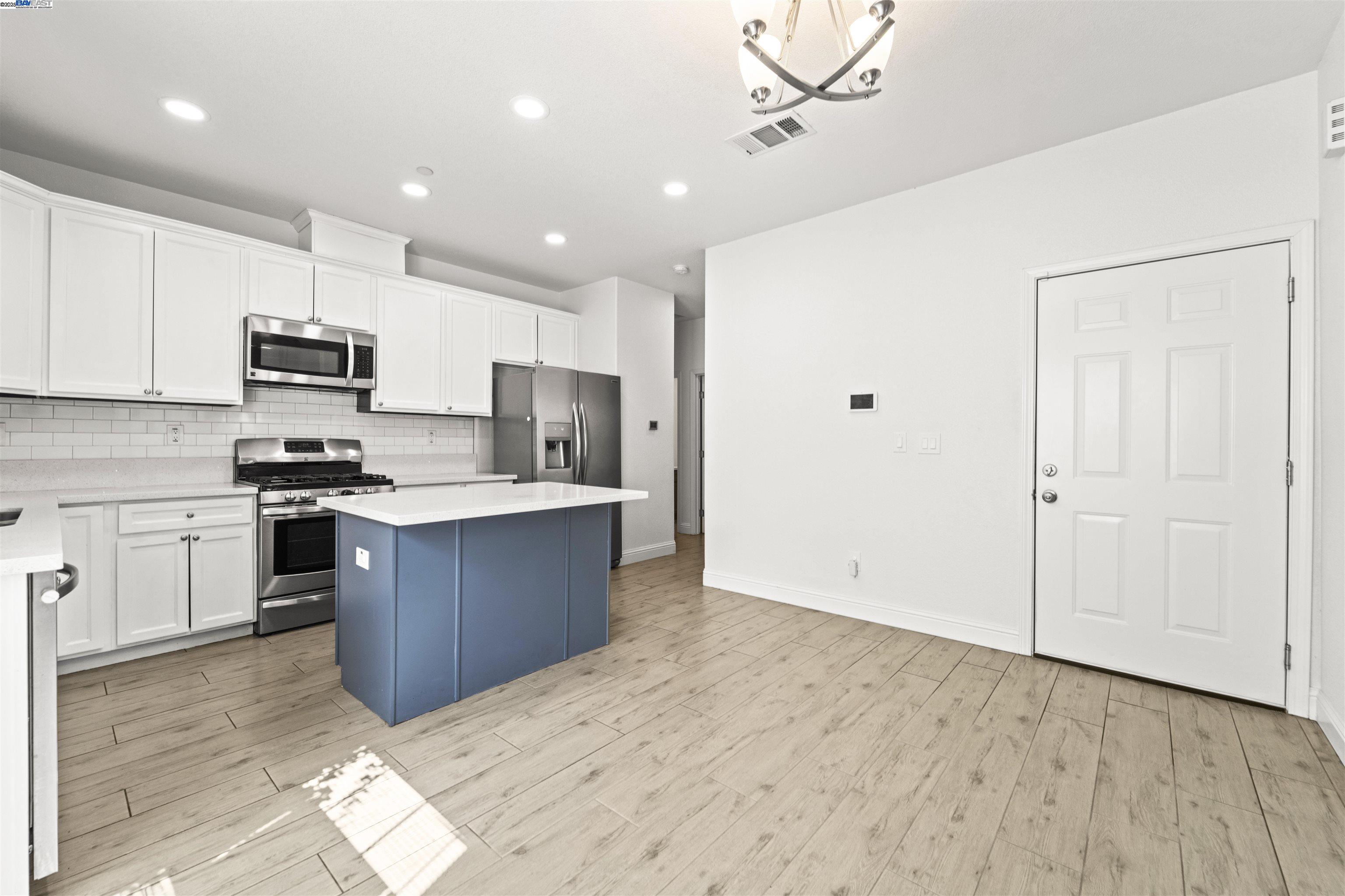 Detail Gallery Image 13 of 44 For 3701 21st Ave, Sacramento,  CA 95820 - 3 Beds | 2 Baths