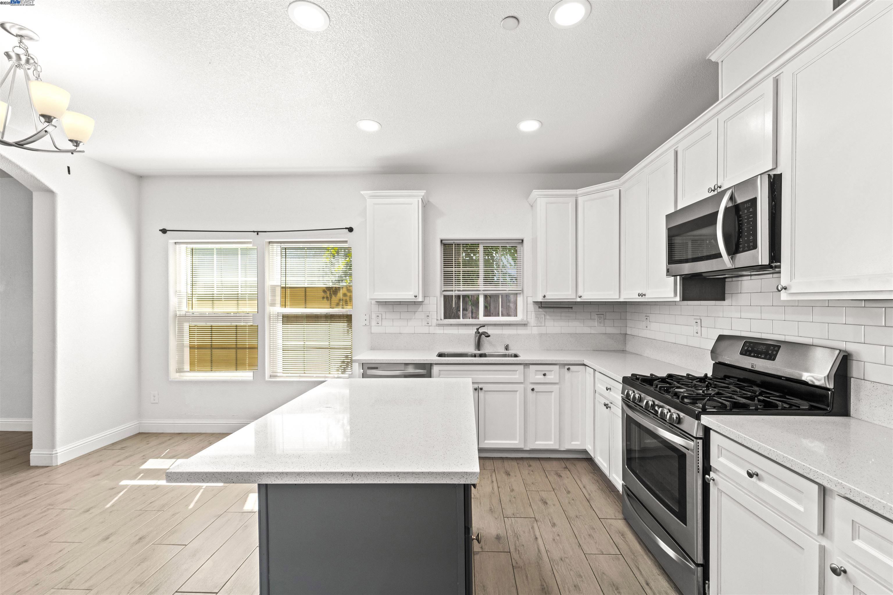 Detail Gallery Image 14 of 44 For 3701 21st Ave, Sacramento,  CA 95820 - 3 Beds | 2 Baths