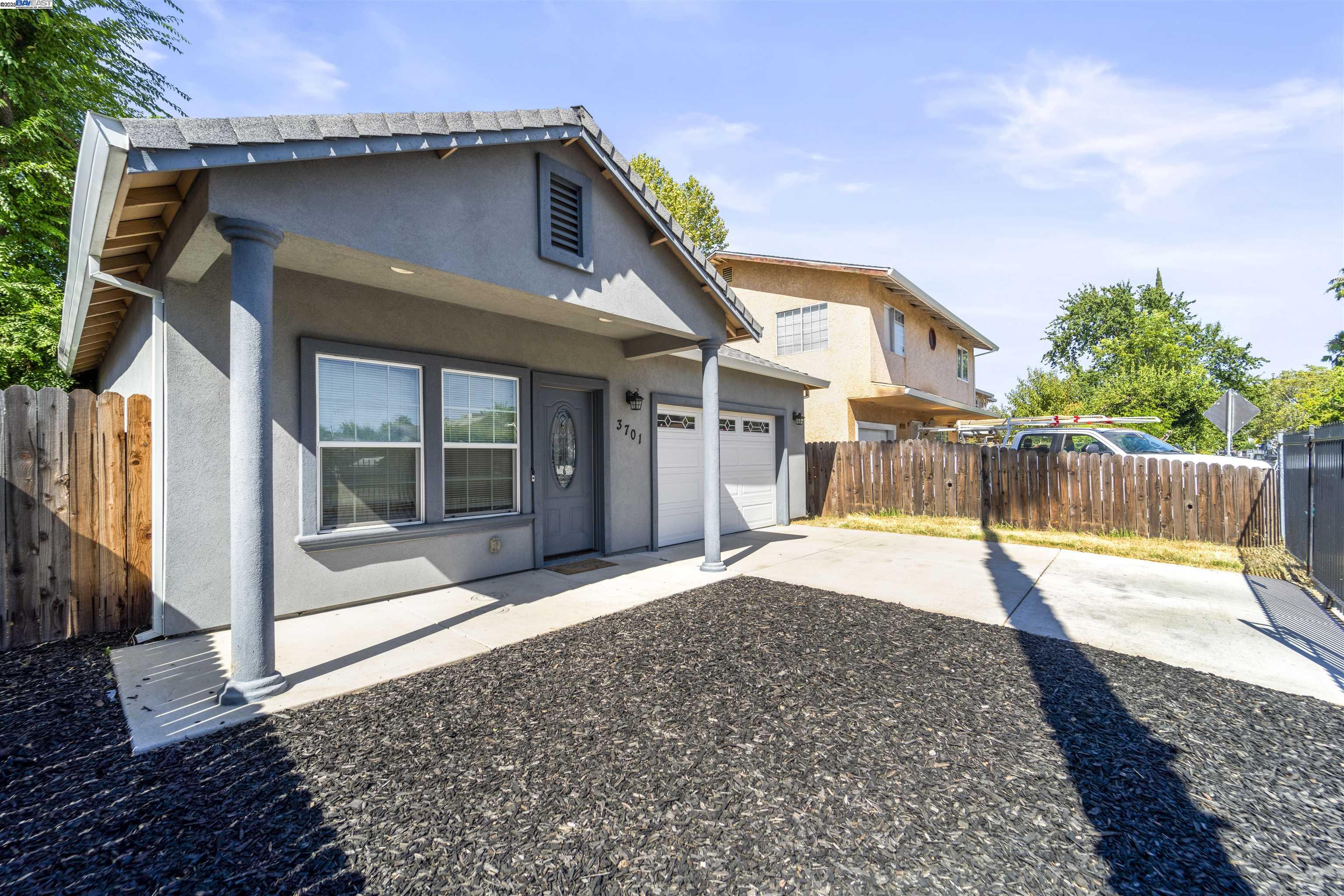 Detail Gallery Image 4 of 44 For 3701 21st Ave, Sacramento,  CA 95820 - 3 Beds | 2 Baths