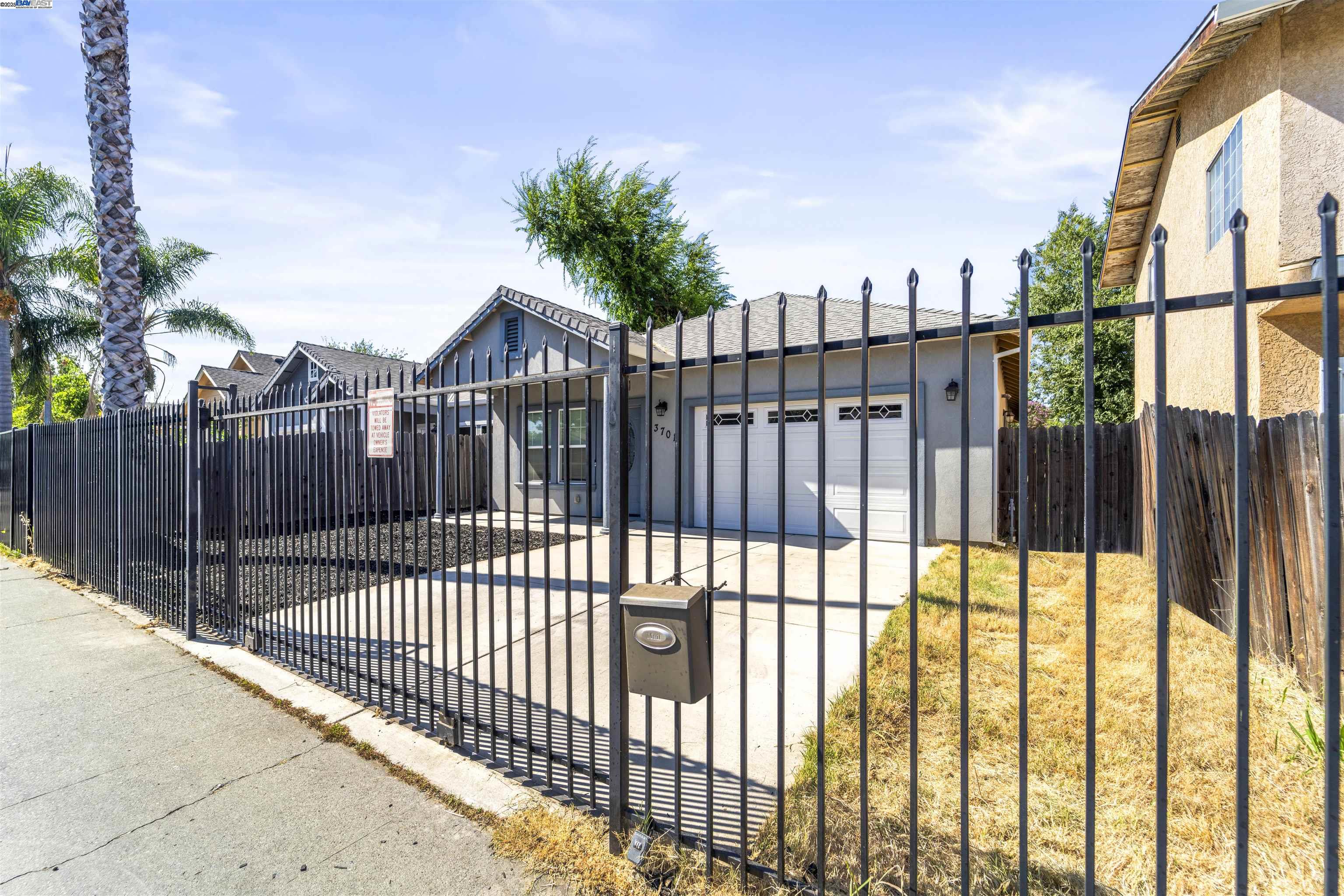 Detail Gallery Image 6 of 44 For 3701 21st Ave, Sacramento,  CA 95820 - 3 Beds | 2 Baths