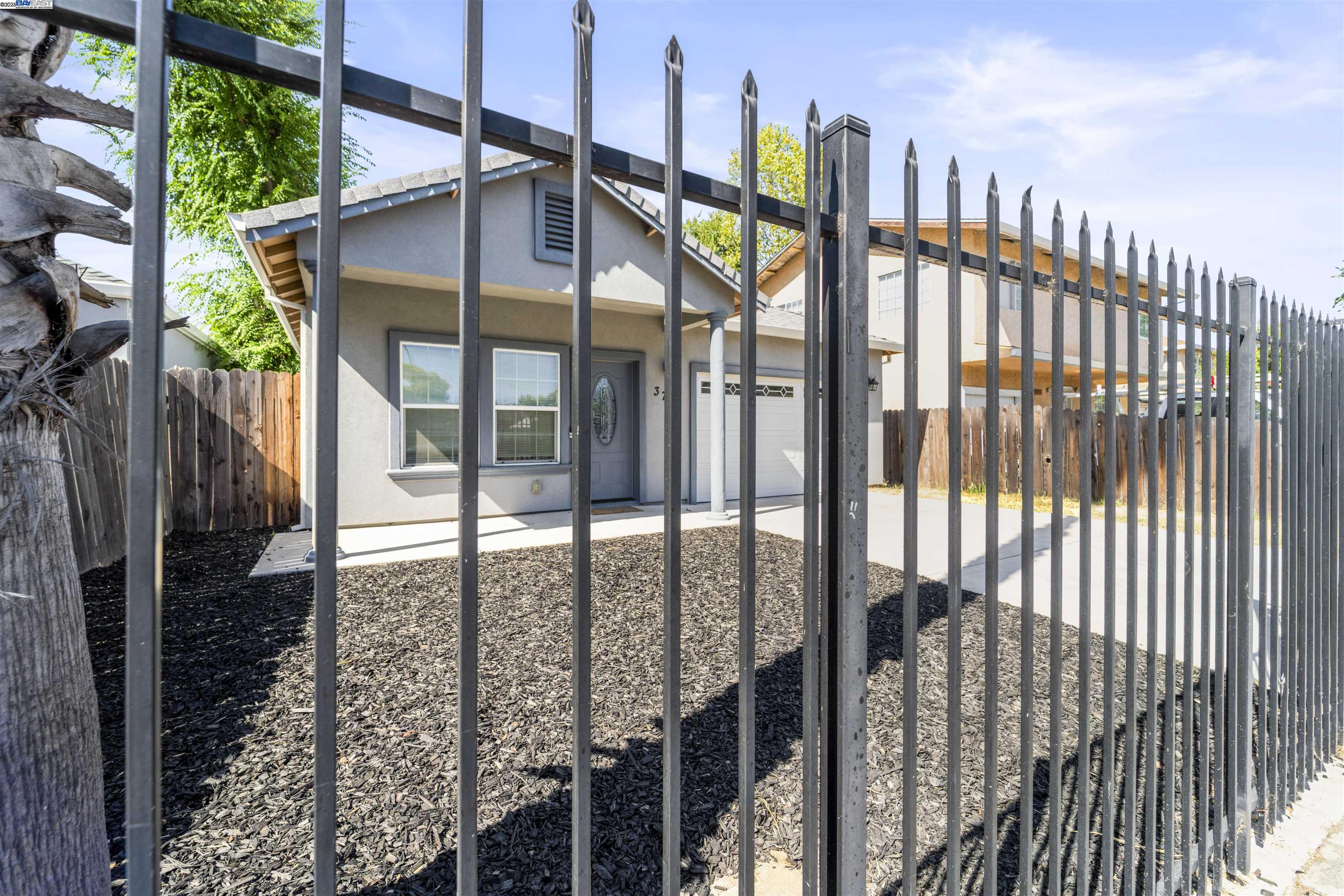 Detail Gallery Image 7 of 44 For 3701 21st Ave, Sacramento,  CA 95820 - 3 Beds | 2 Baths