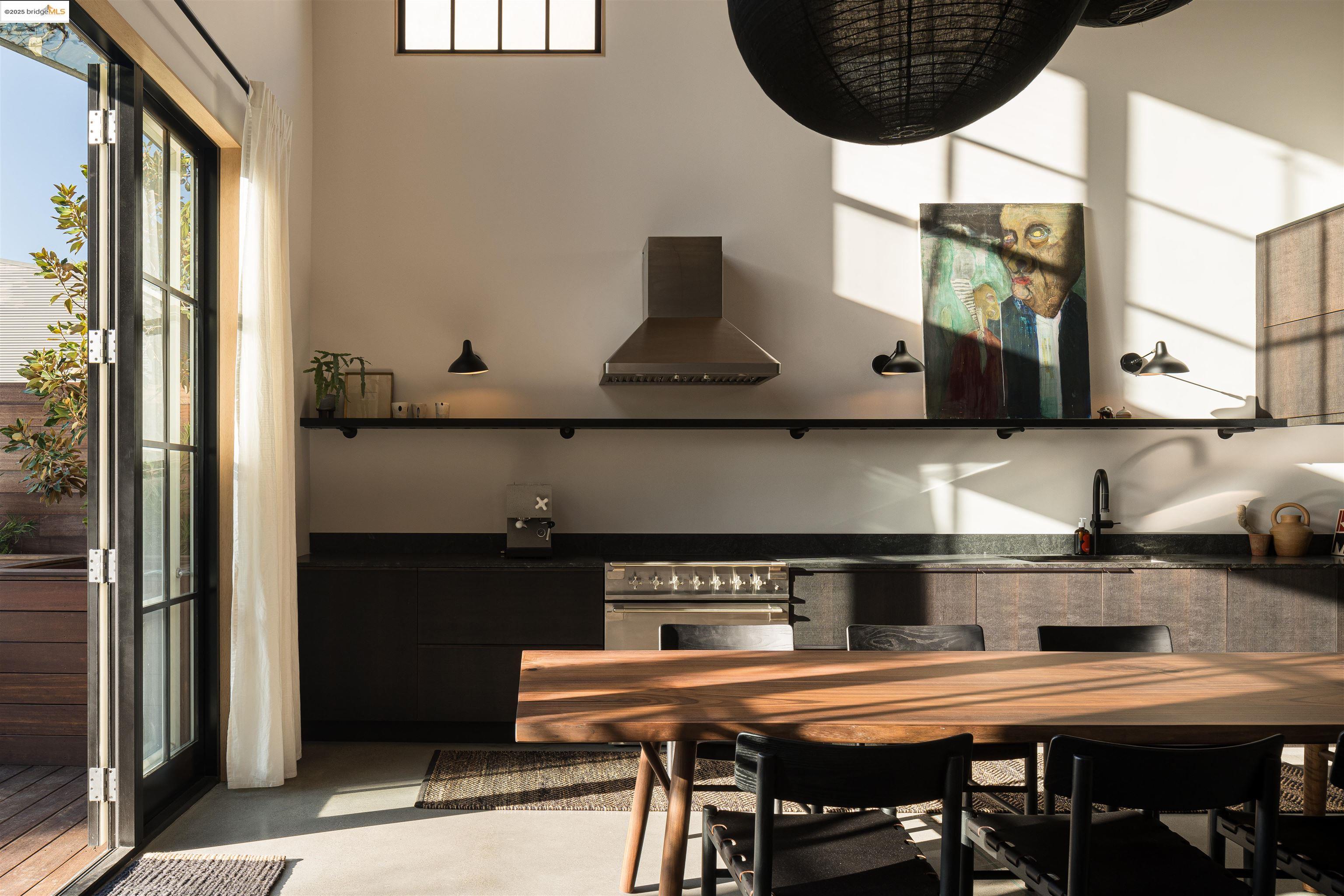 Detail Gallery Image 3 of 29 For 1818 5th, Berkeley,  CA 94710 - 2 Beds | 1/1 Baths