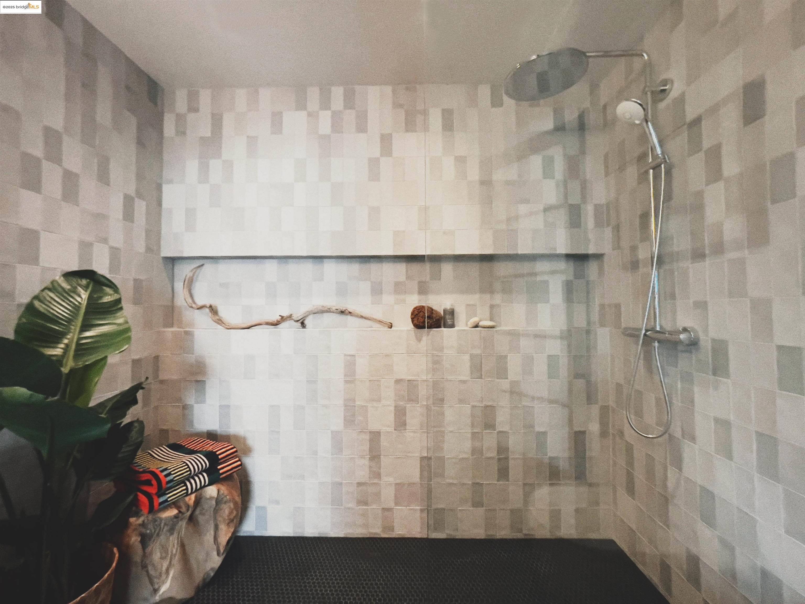 Detail Gallery Image 7 of 29 For 1818 5th, Berkeley,  CA 94710 - 2 Beds | 1/1 Baths