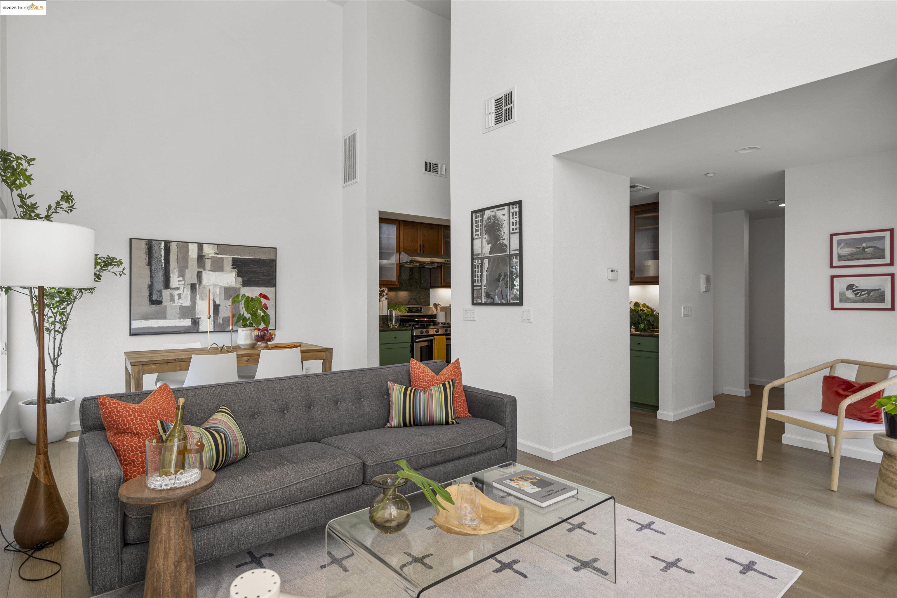 Detail Gallery Image 2 of 43 For 1364 Powell St, Emeryville,  CA 94608 - 2 Beds | 1/1 Baths