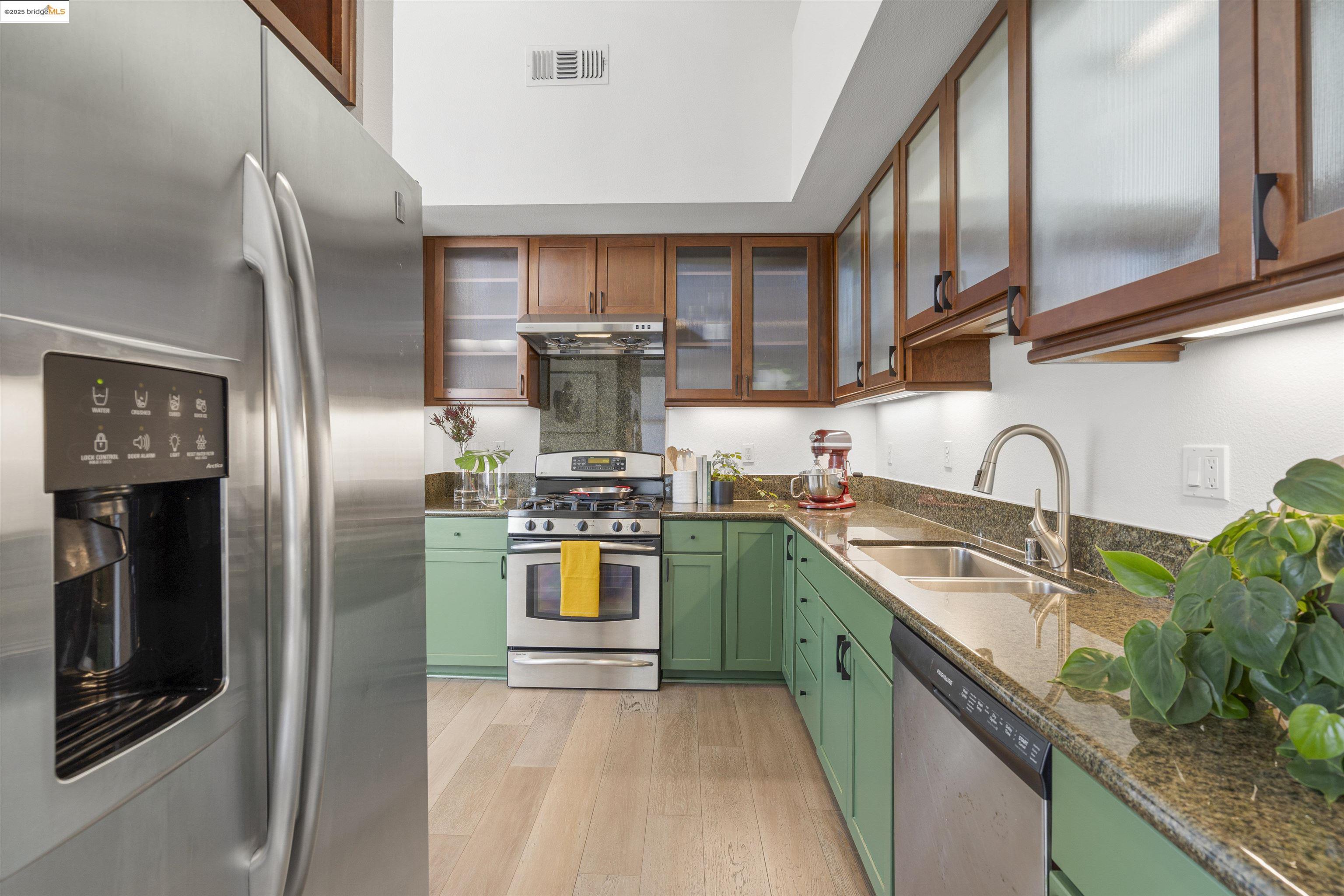 Detail Gallery Image 10 of 43 For 1364 Powell St, Emeryville,  CA 94608 - 2 Beds | 1/1 Baths