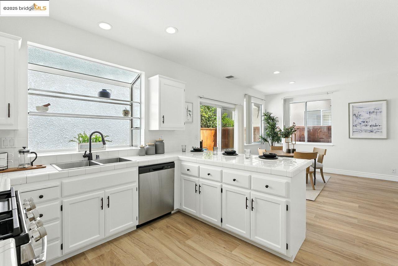Detail Gallery Image 11 of 60 For 15470 Heron Dr, San Leandro,  CA 94579 - 4 Beds | 2/1 Baths