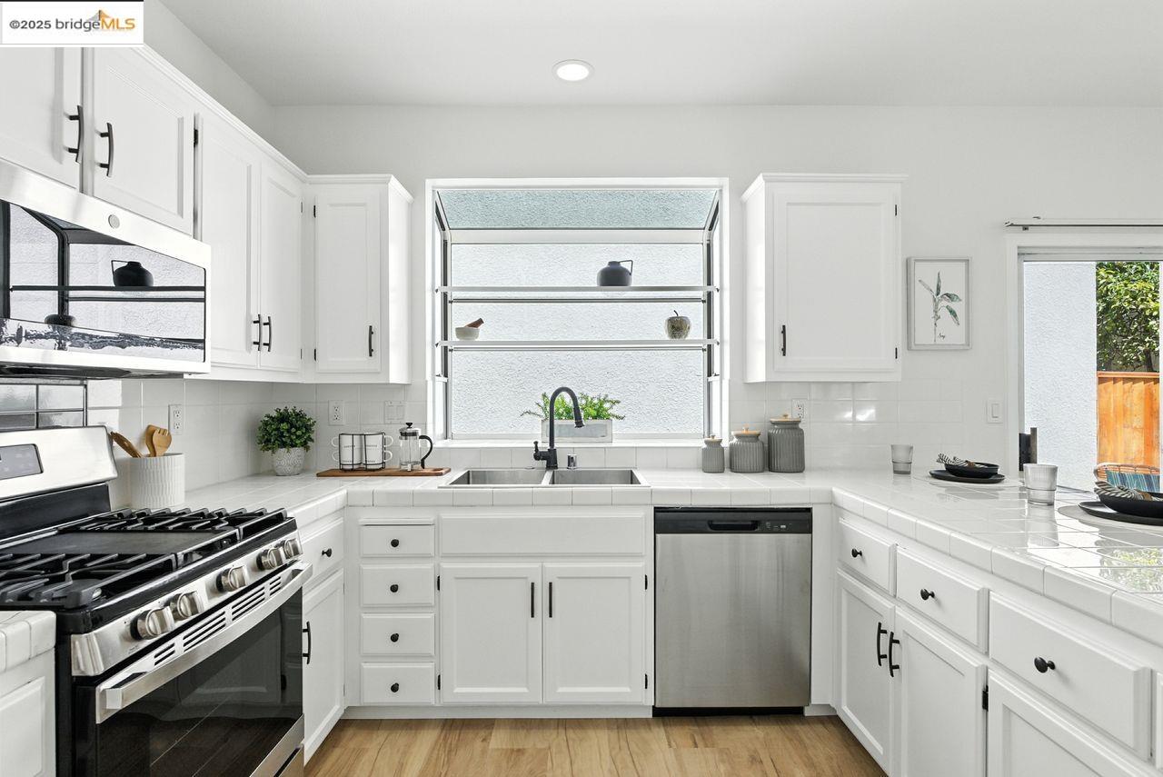 Detail Gallery Image 13 of 60 For 15470 Heron Dr, San Leandro,  CA 94579 - 4 Beds | 2/1 Baths
