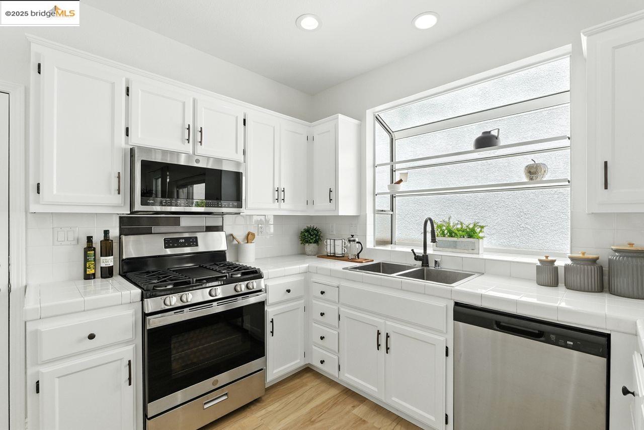 Detail Gallery Image 14 of 60 For 15470 Heron Dr, San Leandro,  CA 94579 - 4 Beds | 2/1 Baths