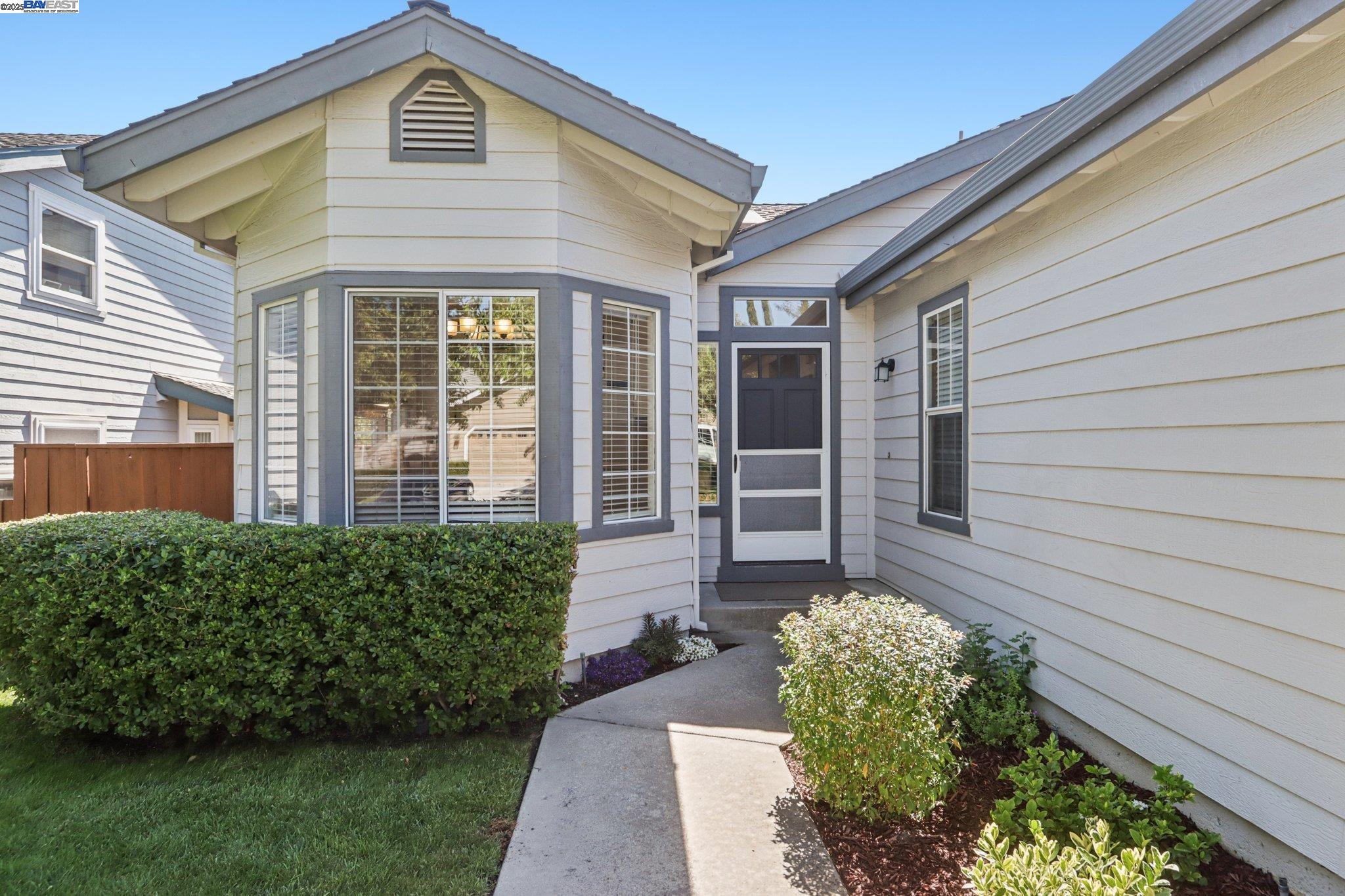 Detail Gallery Image 4 of 48 For 974 Clinton Pl, Pleasanton,  CA 94566 - 3 Beds | 2 Baths