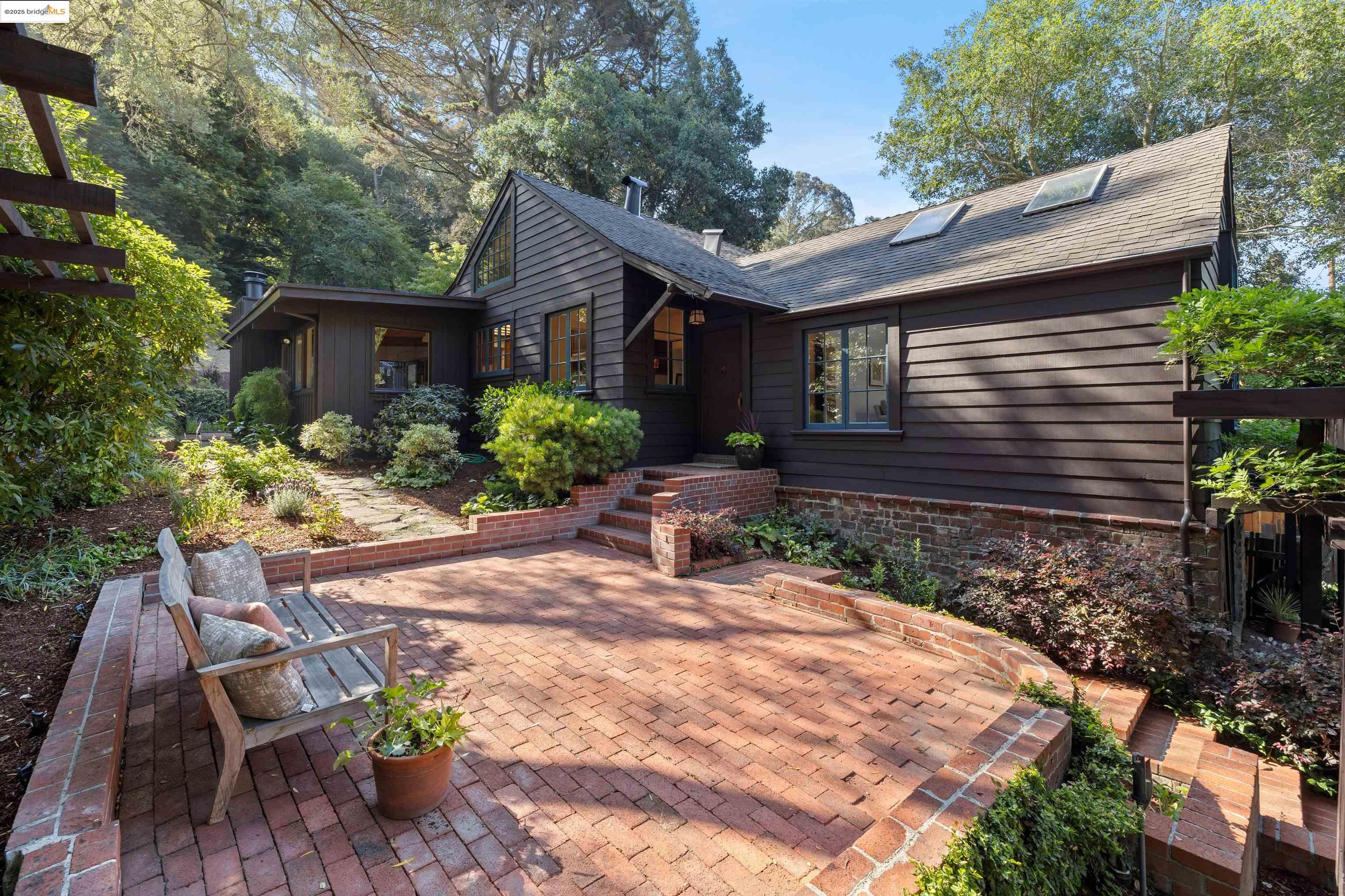 Detail Gallery Image 1 of 1 For 6100 Thornhill Dr, Oakland,  CA 94611 - 3 Beds | 2 Baths