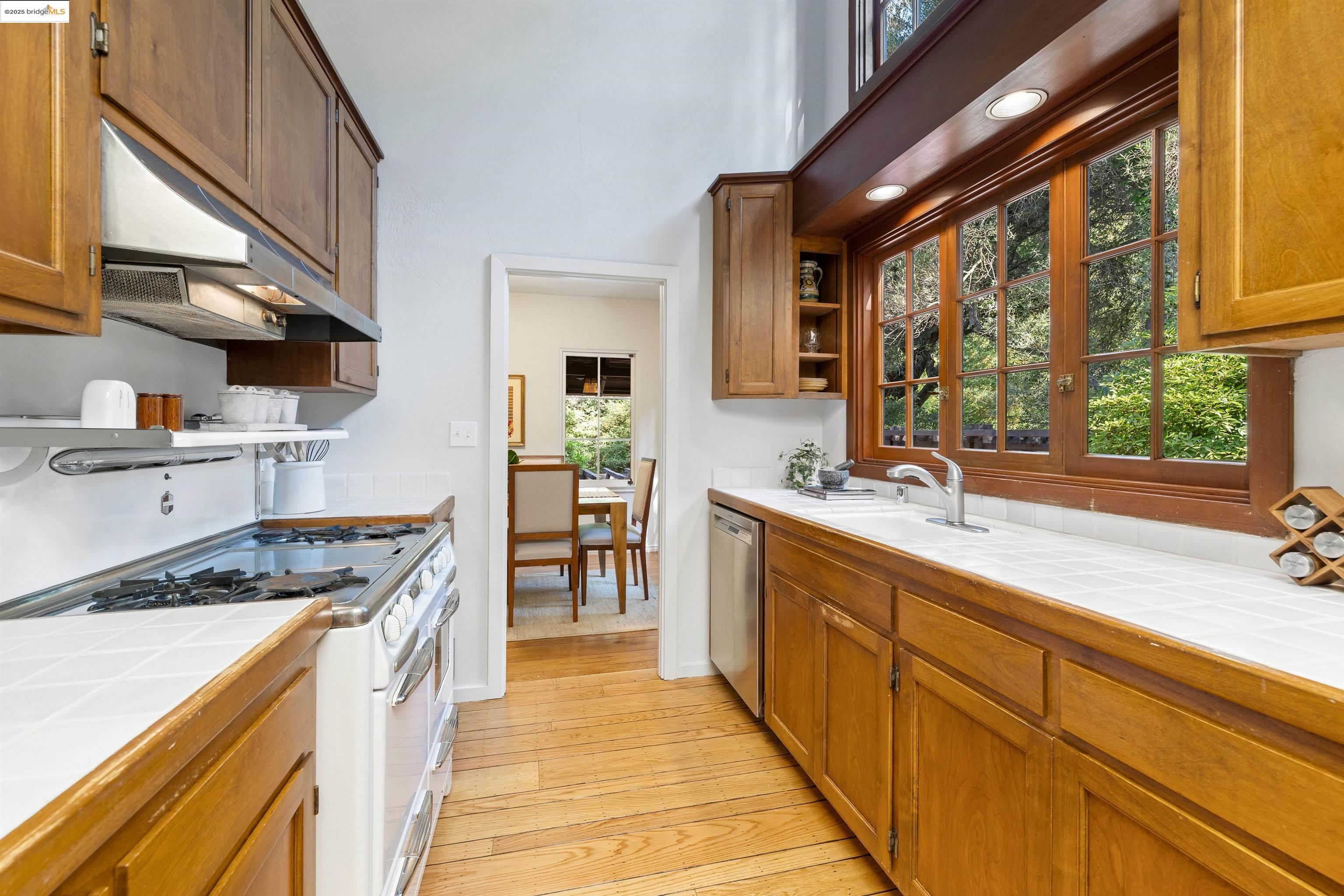 Detail Gallery Image 12 of 47 For 6100 Thornhill Dr, Oakland,  CA 94611 - 3 Beds | 2 Baths
