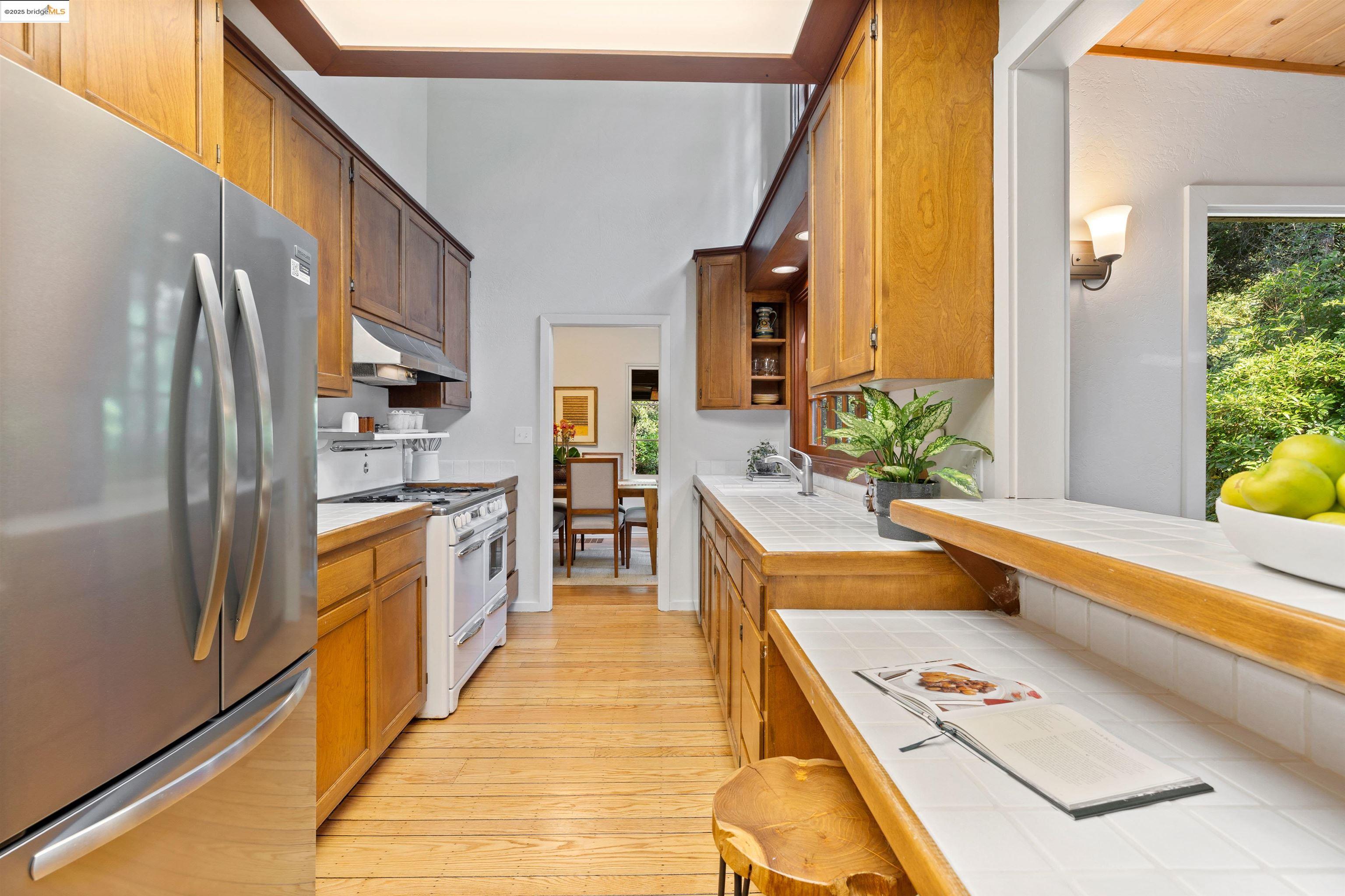Detail Gallery Image 13 of 47 For 6100 Thornhill Dr, Oakland,  CA 94611 - 3 Beds | 2 Baths