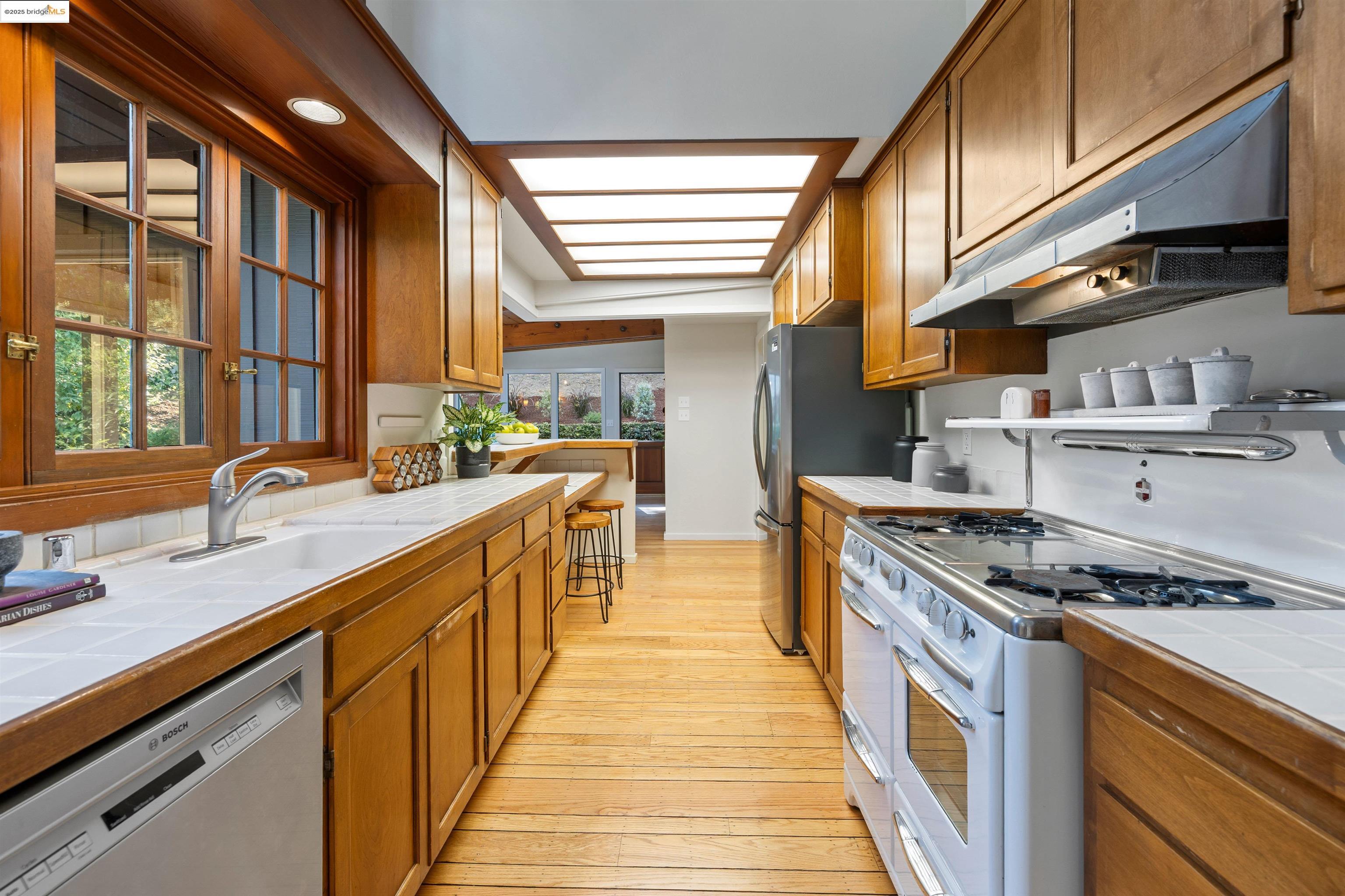 Detail Gallery Image 14 of 47 For 6100 Thornhill Dr, Oakland,  CA 94611 - 3 Beds | 2 Baths