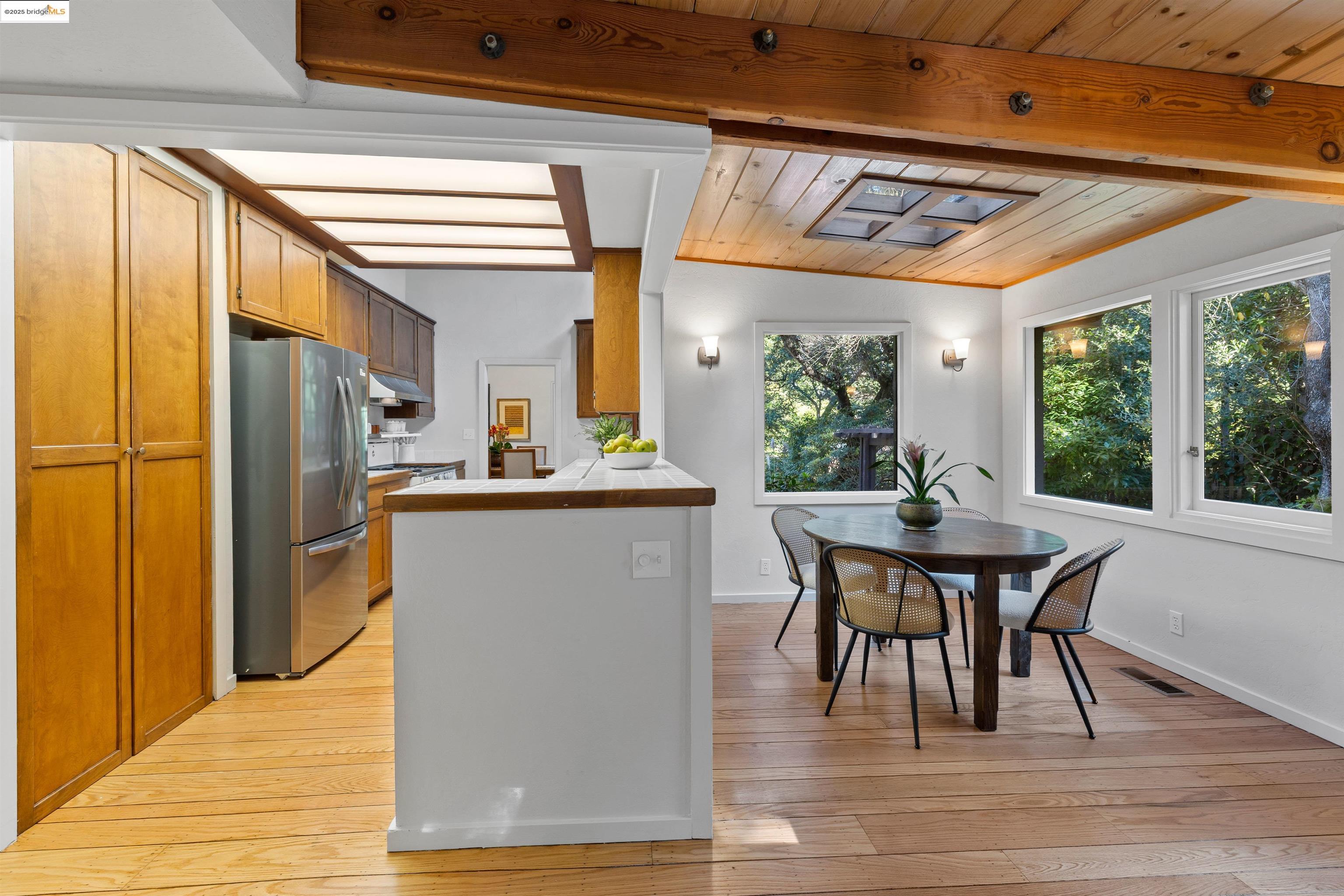 Detail Gallery Image 15 of 47 For 6100 Thornhill Dr, Oakland,  CA 94611 - 3 Beds | 2 Baths
