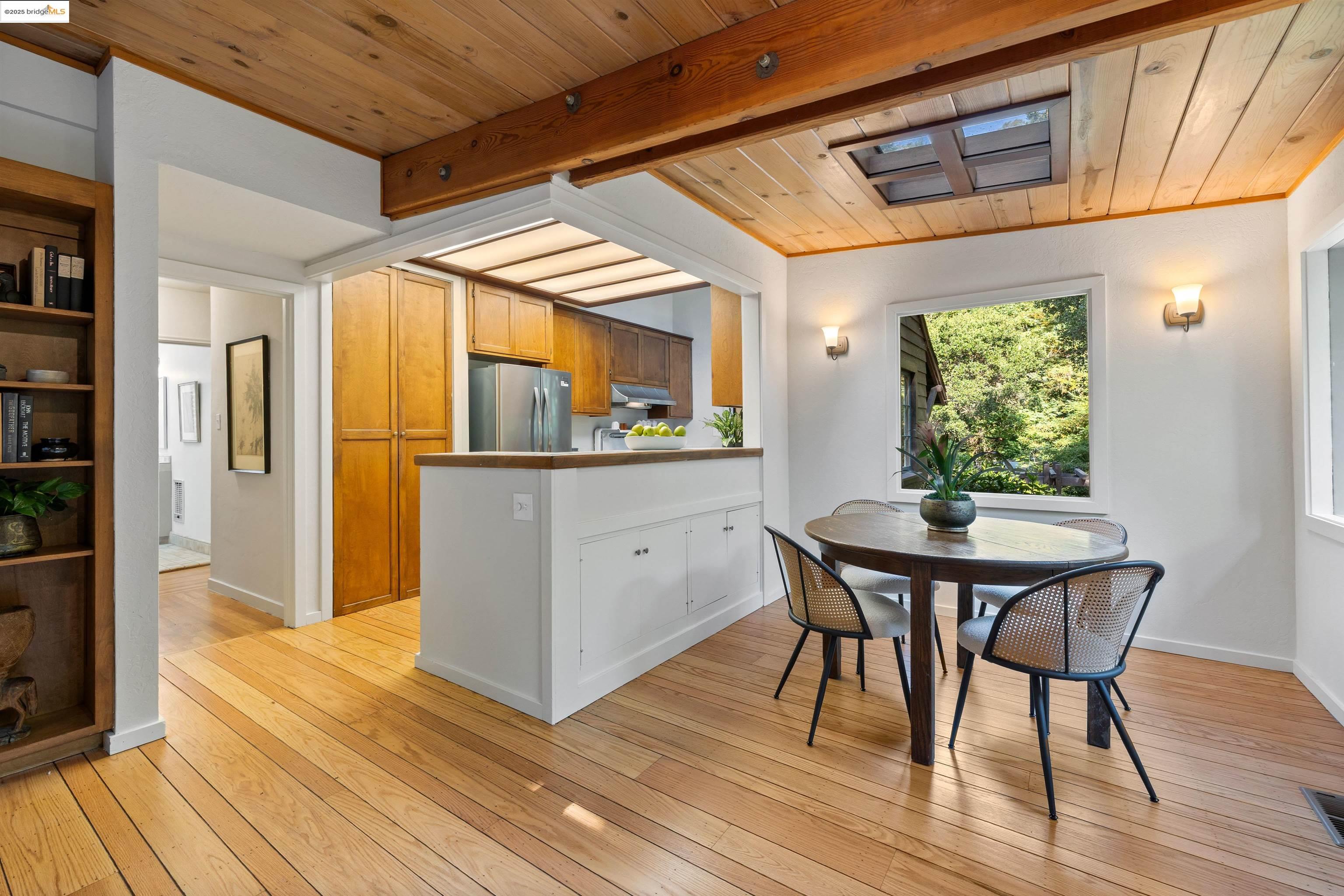 Detail Gallery Image 16 of 47 For 6100 Thornhill Dr, Oakland,  CA 94611 - 3 Beds | 2 Baths
