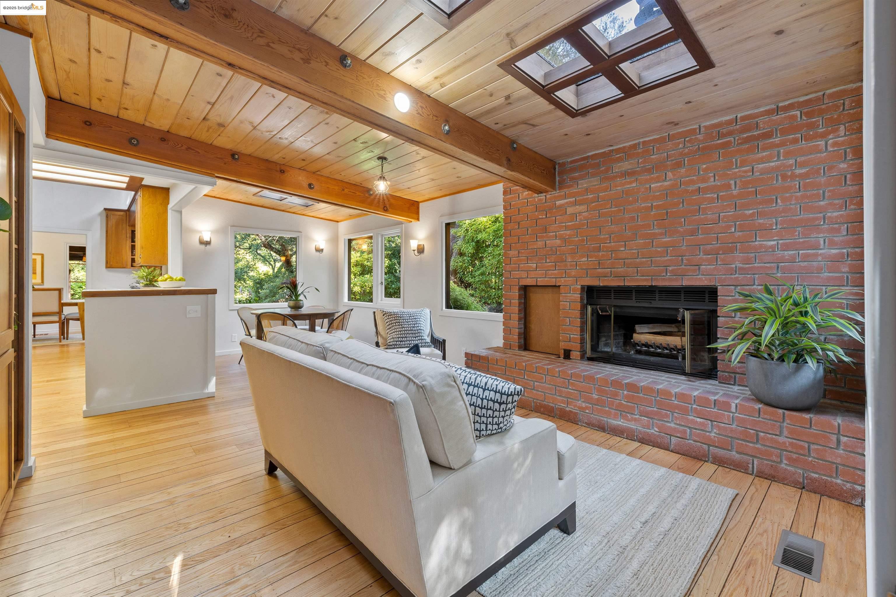 Detail Gallery Image 17 of 47 For 6100 Thornhill Dr, Oakland,  CA 94611 - 3 Beds | 2 Baths