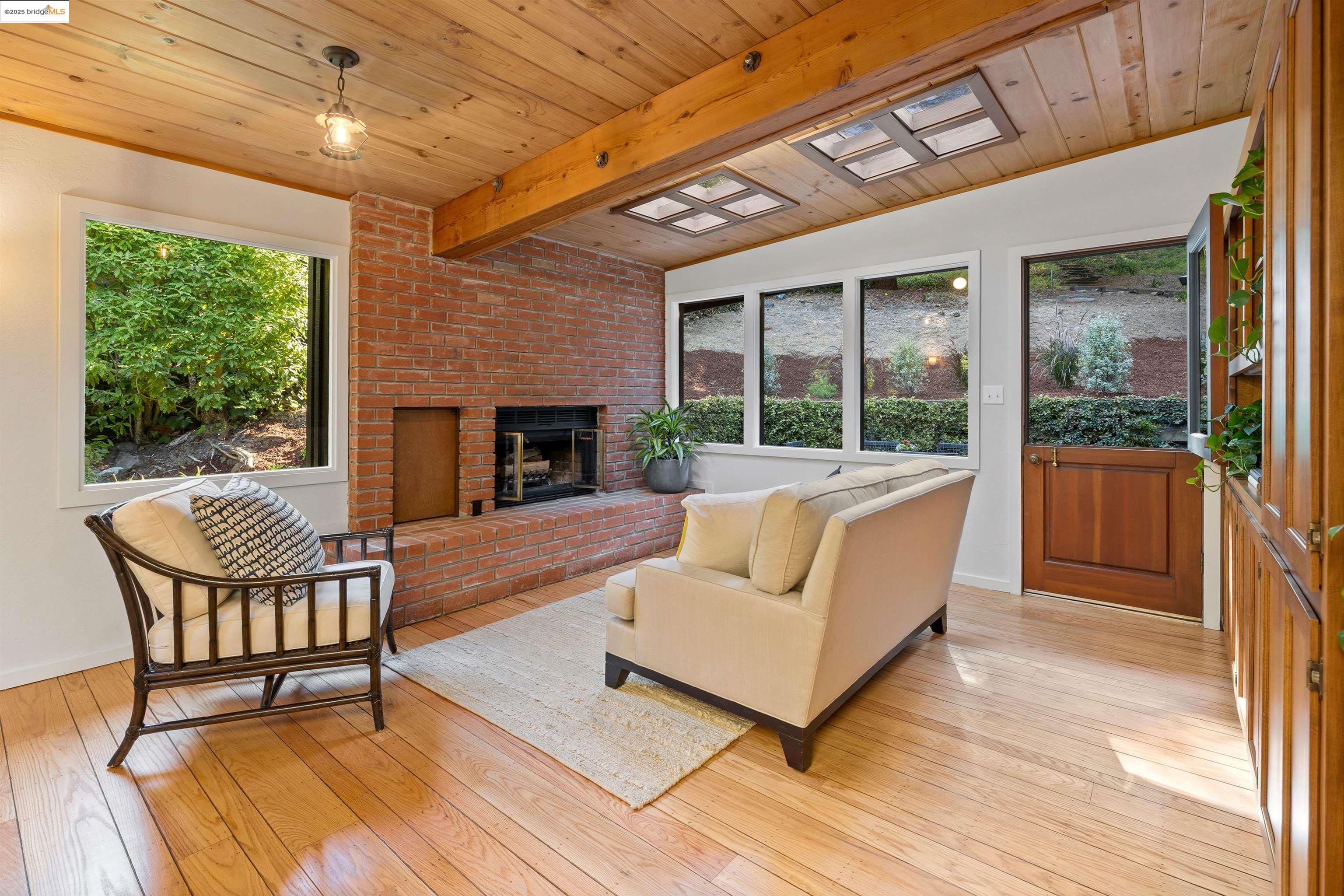 Detail Gallery Image 18 of 47 For 6100 Thornhill Dr, Oakland,  CA 94611 - 3 Beds | 2 Baths