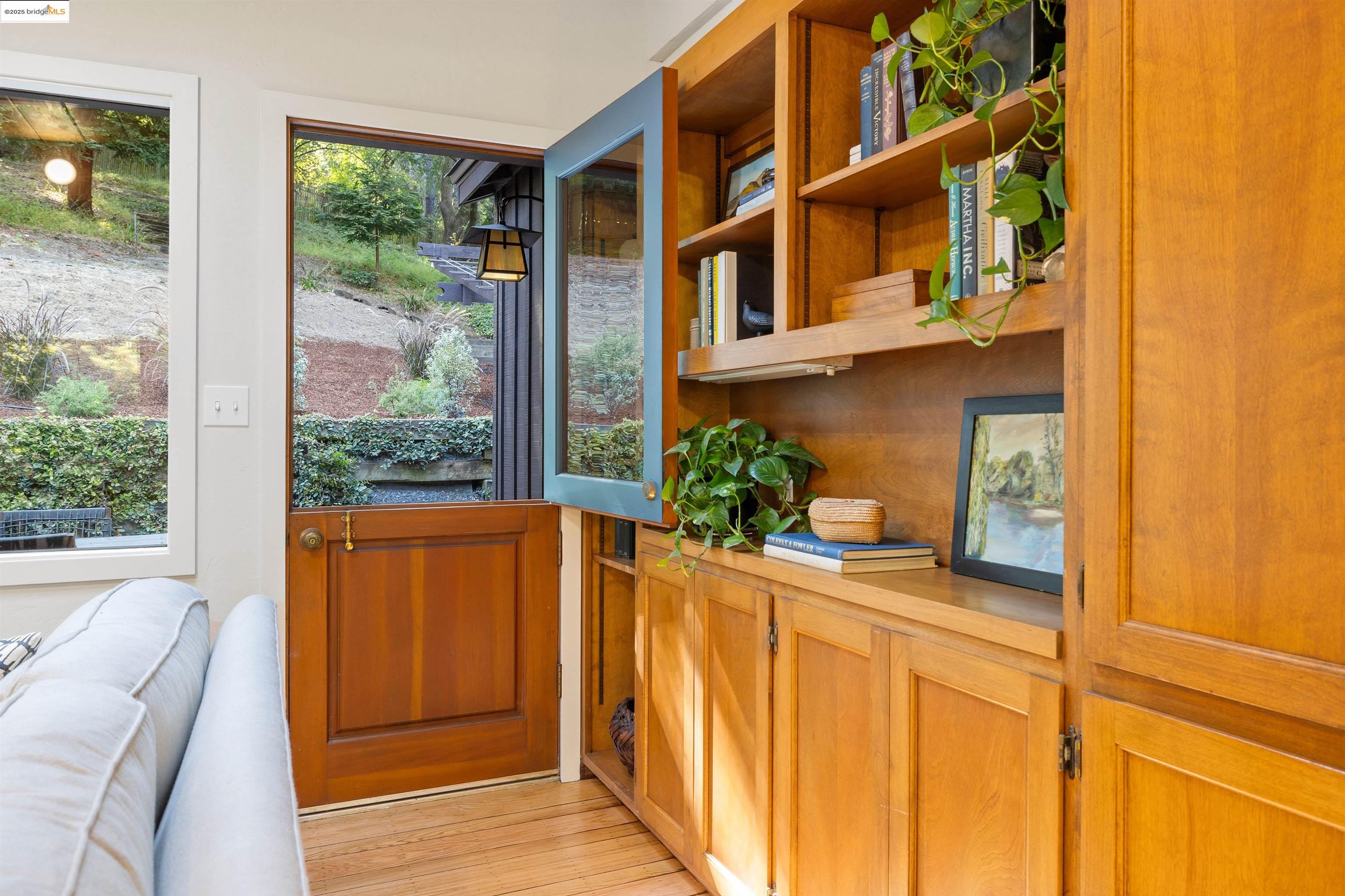 Detail Gallery Image 19 of 47 For 6100 Thornhill Dr, Oakland,  CA 94611 - 3 Beds | 2 Baths