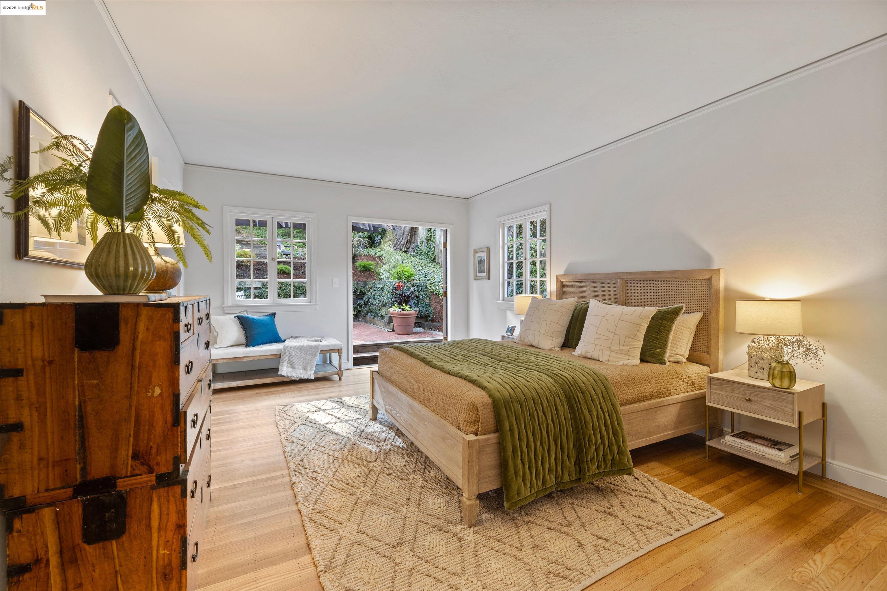 Detail Gallery Image 20 of 47 For 6100 Thornhill Dr, Oakland,  CA 94611 - 3 Beds | 2 Baths