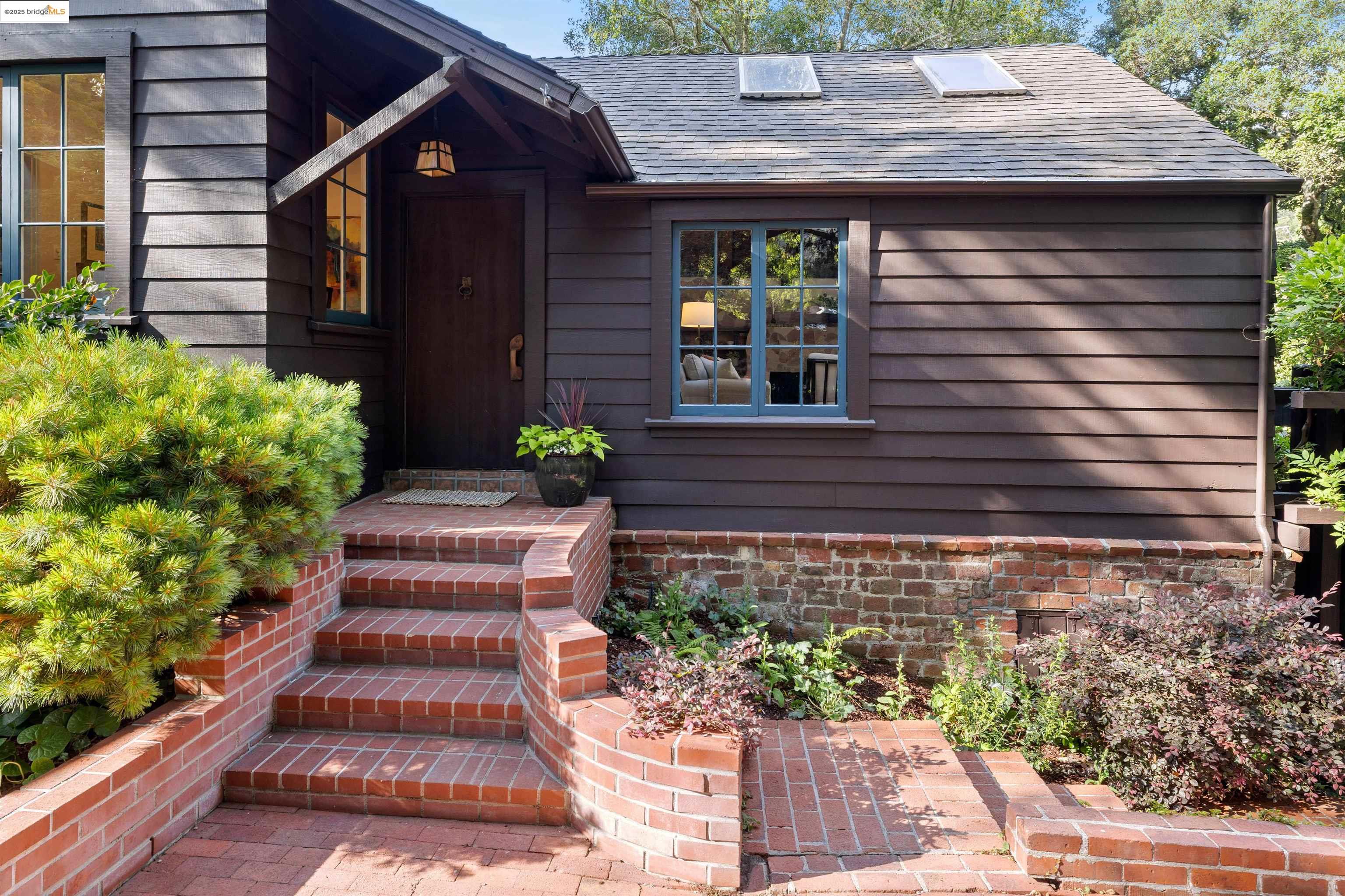 Detail Gallery Image 3 of 47 For 6100 Thornhill Dr, Oakland,  CA 94611 - 3 Beds | 2 Baths