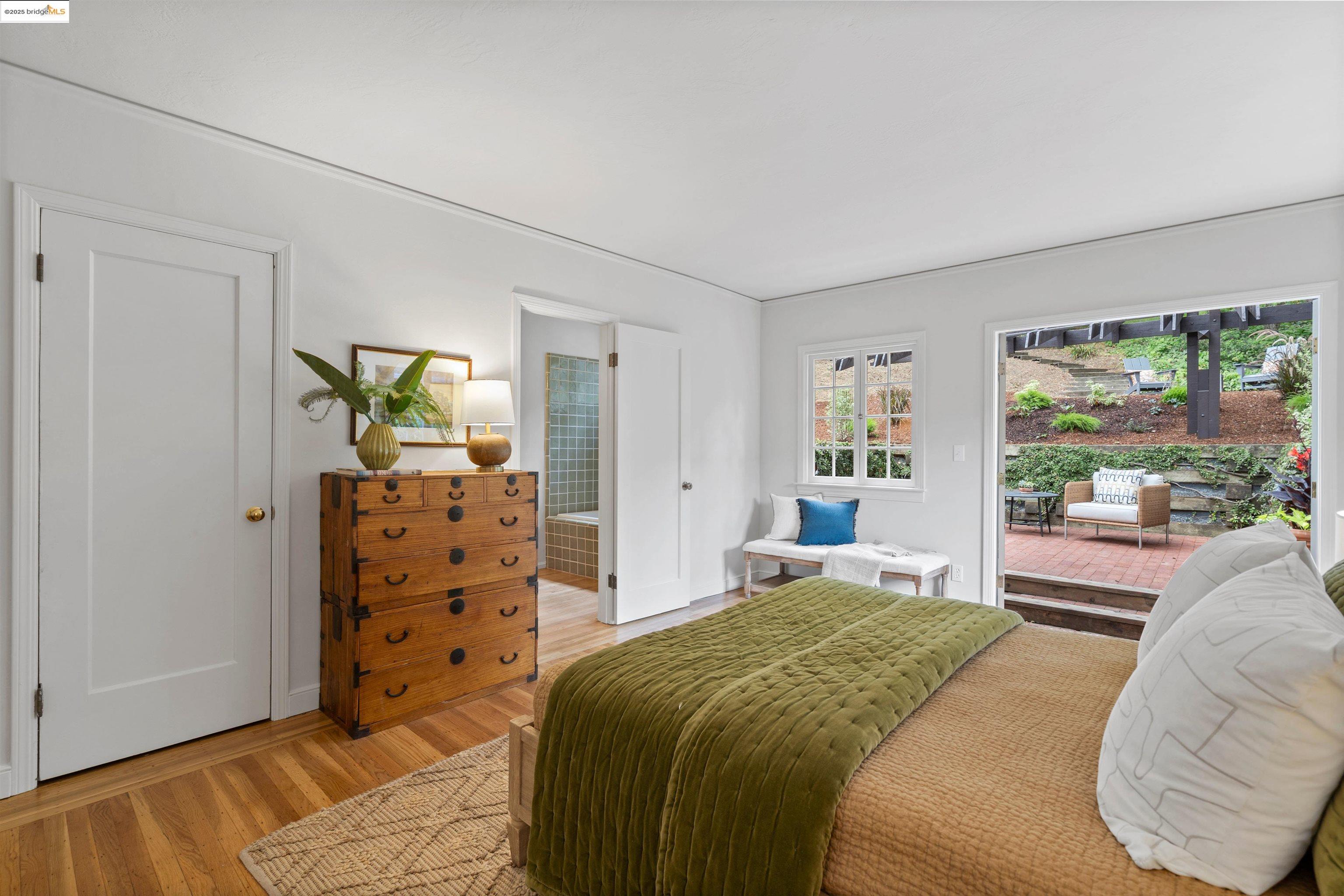 Detail Gallery Image 21 of 47 For 6100 Thornhill Dr, Oakland,  CA 94611 - 3 Beds | 2 Baths