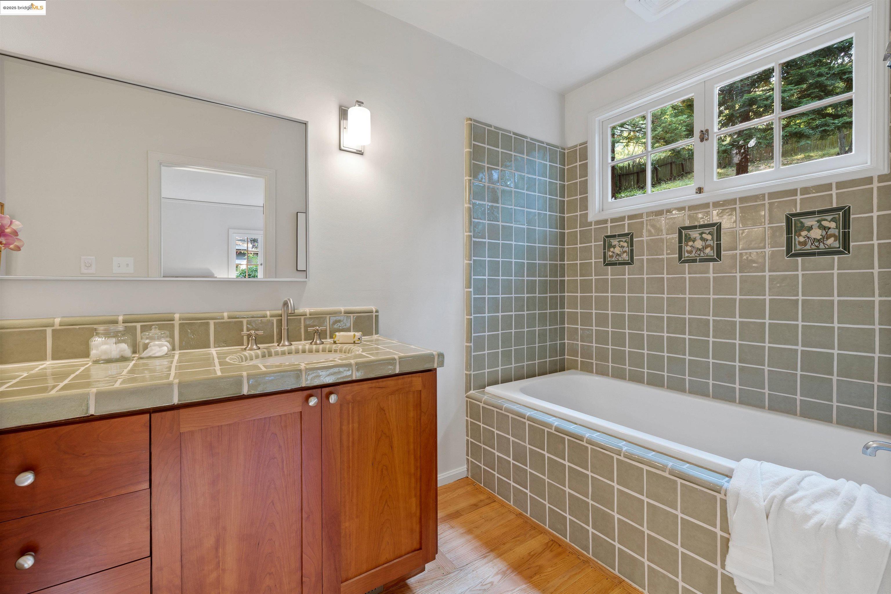 Detail Gallery Image 23 of 47 For 6100 Thornhill Dr, Oakland,  CA 94611 - 3 Beds | 2 Baths