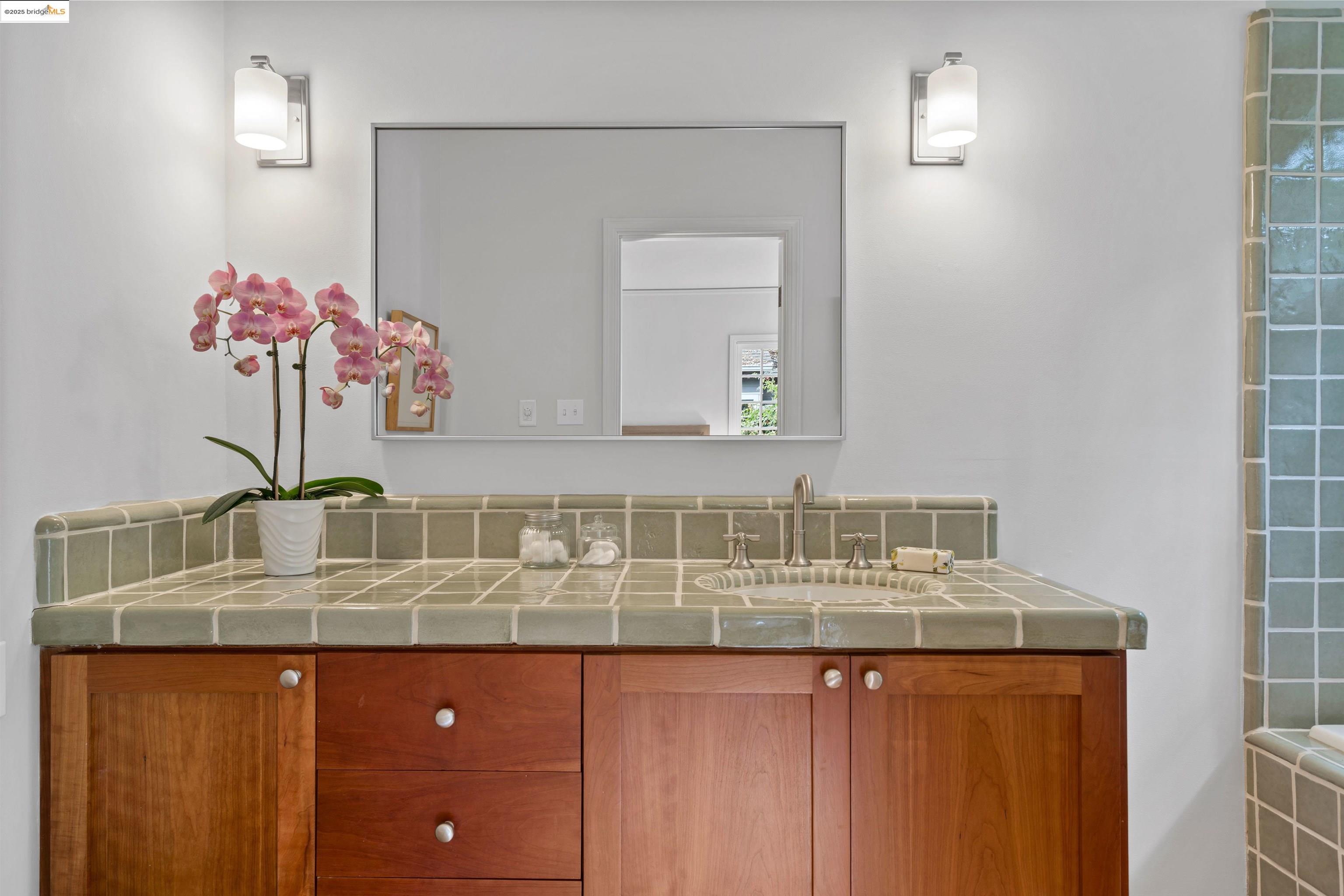 Detail Gallery Image 24 of 47 For 6100 Thornhill Dr, Oakland,  CA 94611 - 3 Beds | 2 Baths