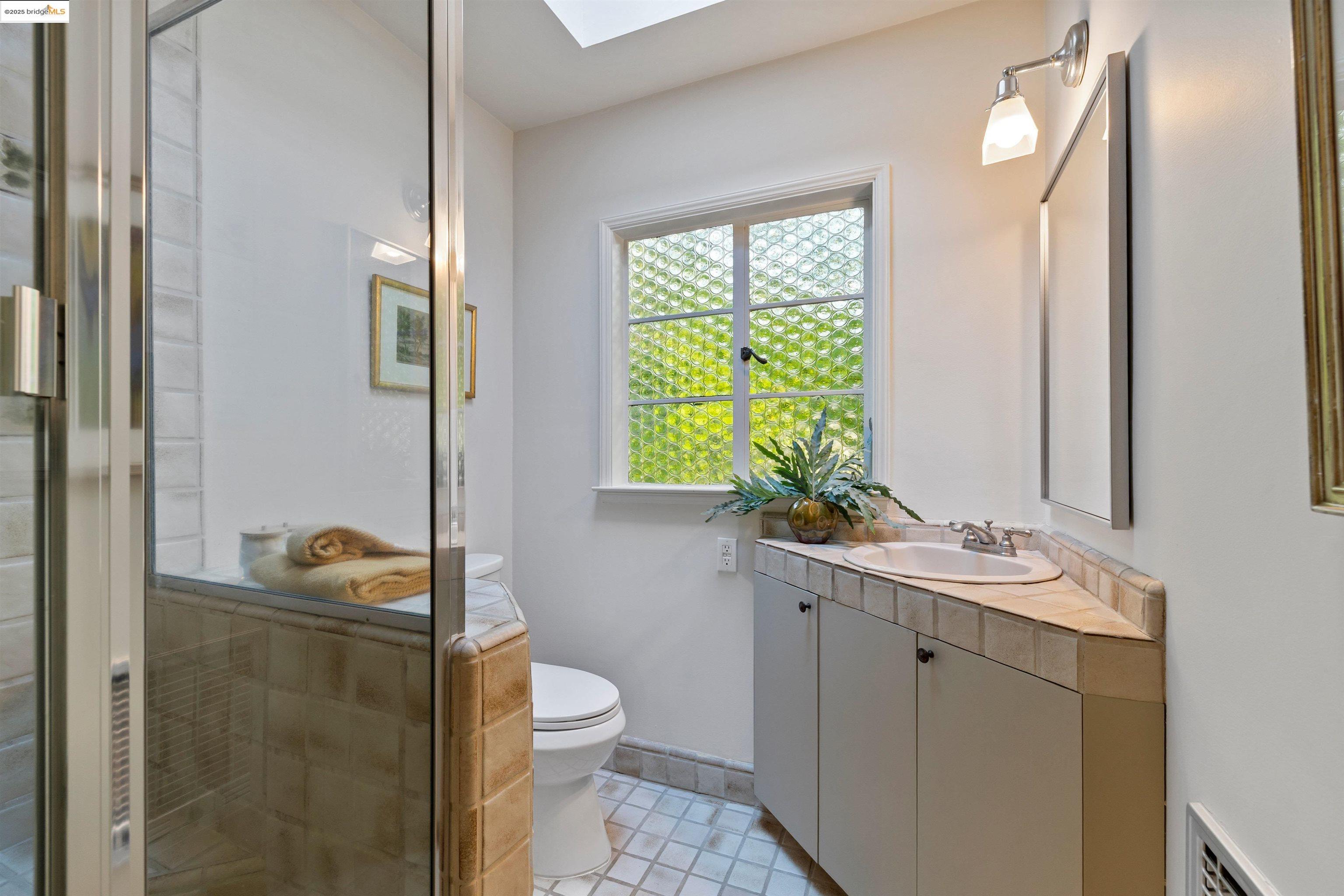Detail Gallery Image 29 of 47 For 6100 Thornhill Dr, Oakland,  CA 94611 - 3 Beds | 2 Baths