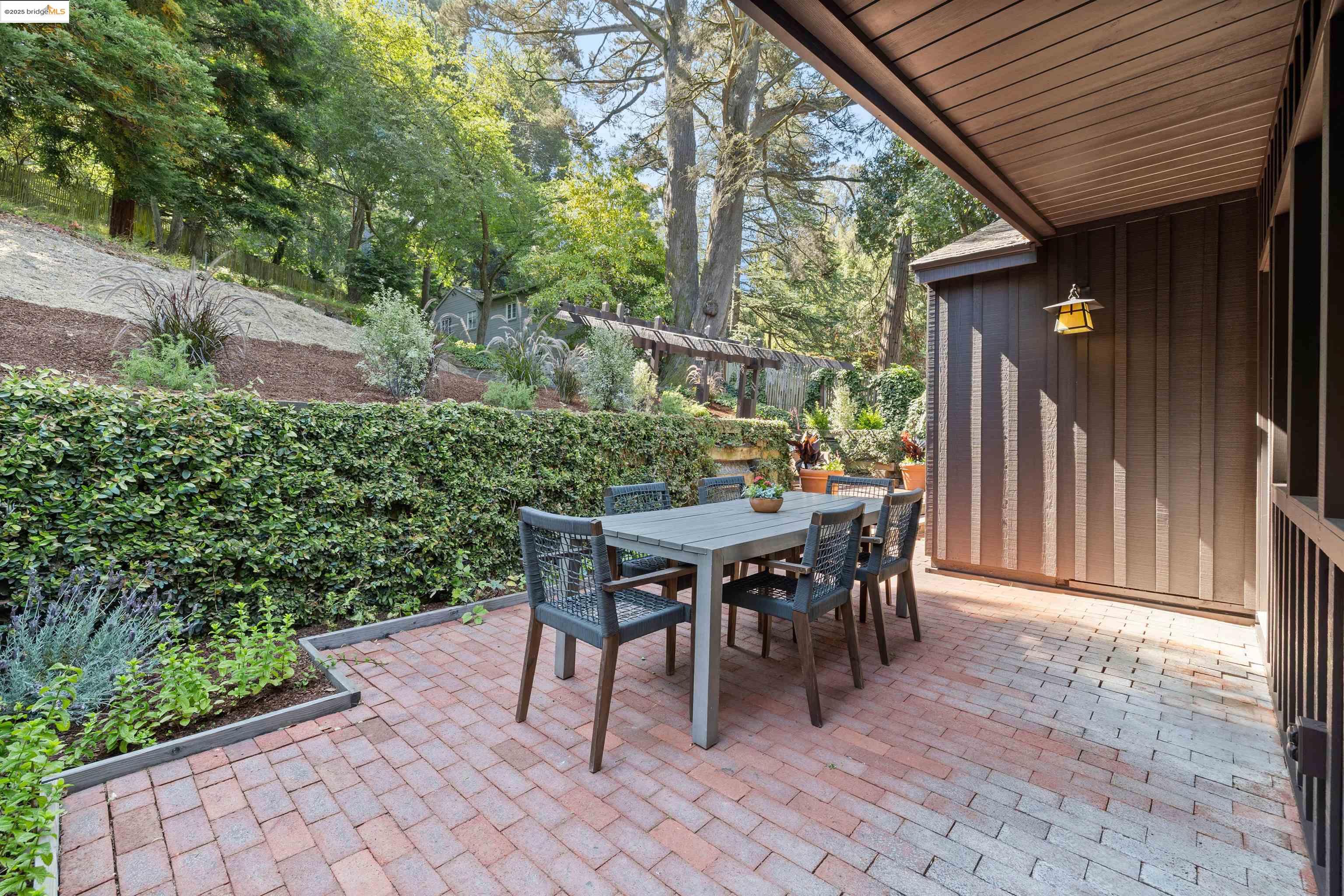 Detail Gallery Image 30 of 47 For 6100 Thornhill Dr, Oakland,  CA 94611 - 3 Beds | 2 Baths