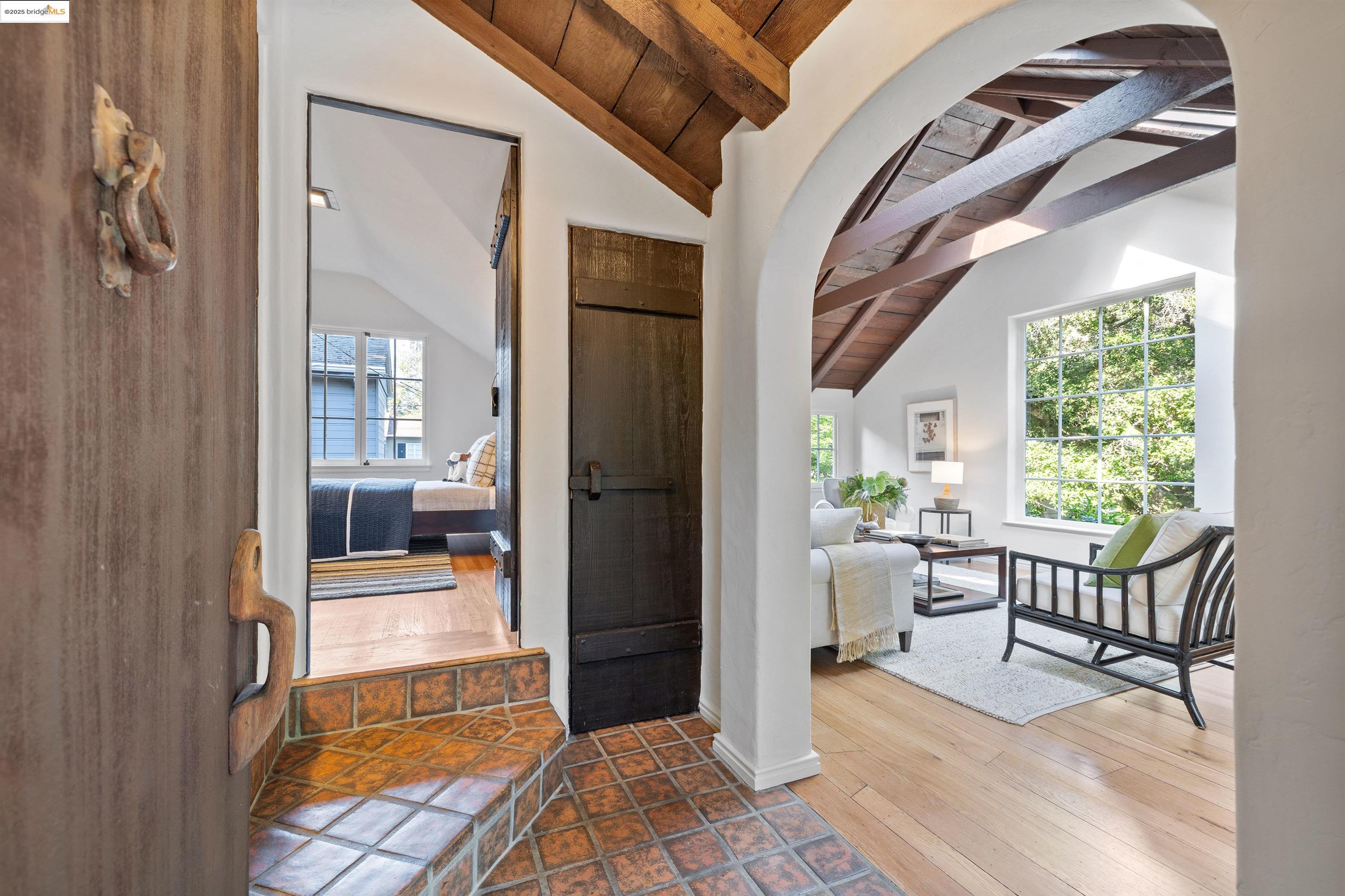 Detail Gallery Image 4 of 47 For 6100 Thornhill Dr, Oakland,  CA 94611 - 3 Beds | 2 Baths