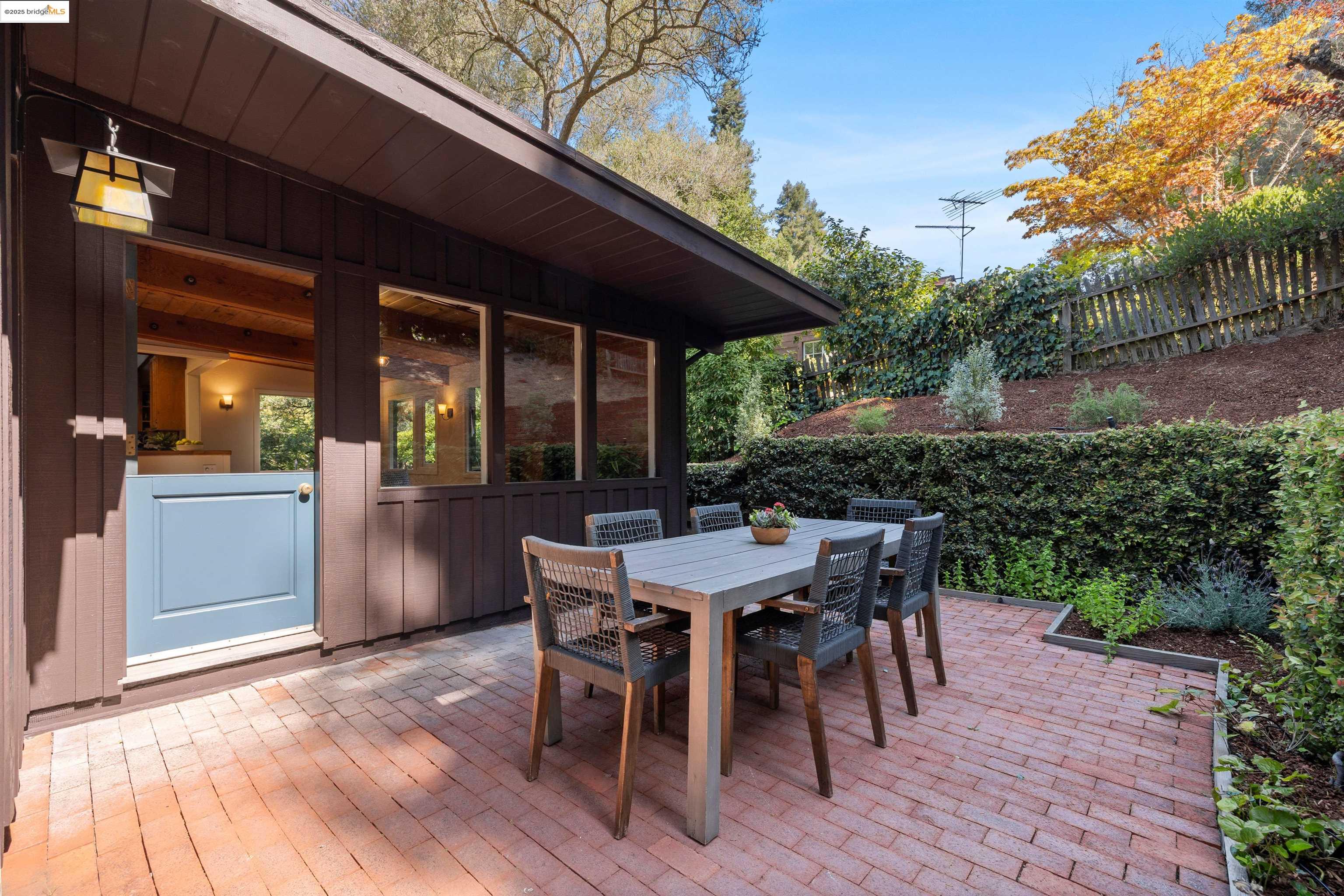Detail Gallery Image 31 of 47 For 6100 Thornhill Dr, Oakland,  CA 94611 - 3 Beds | 2 Baths