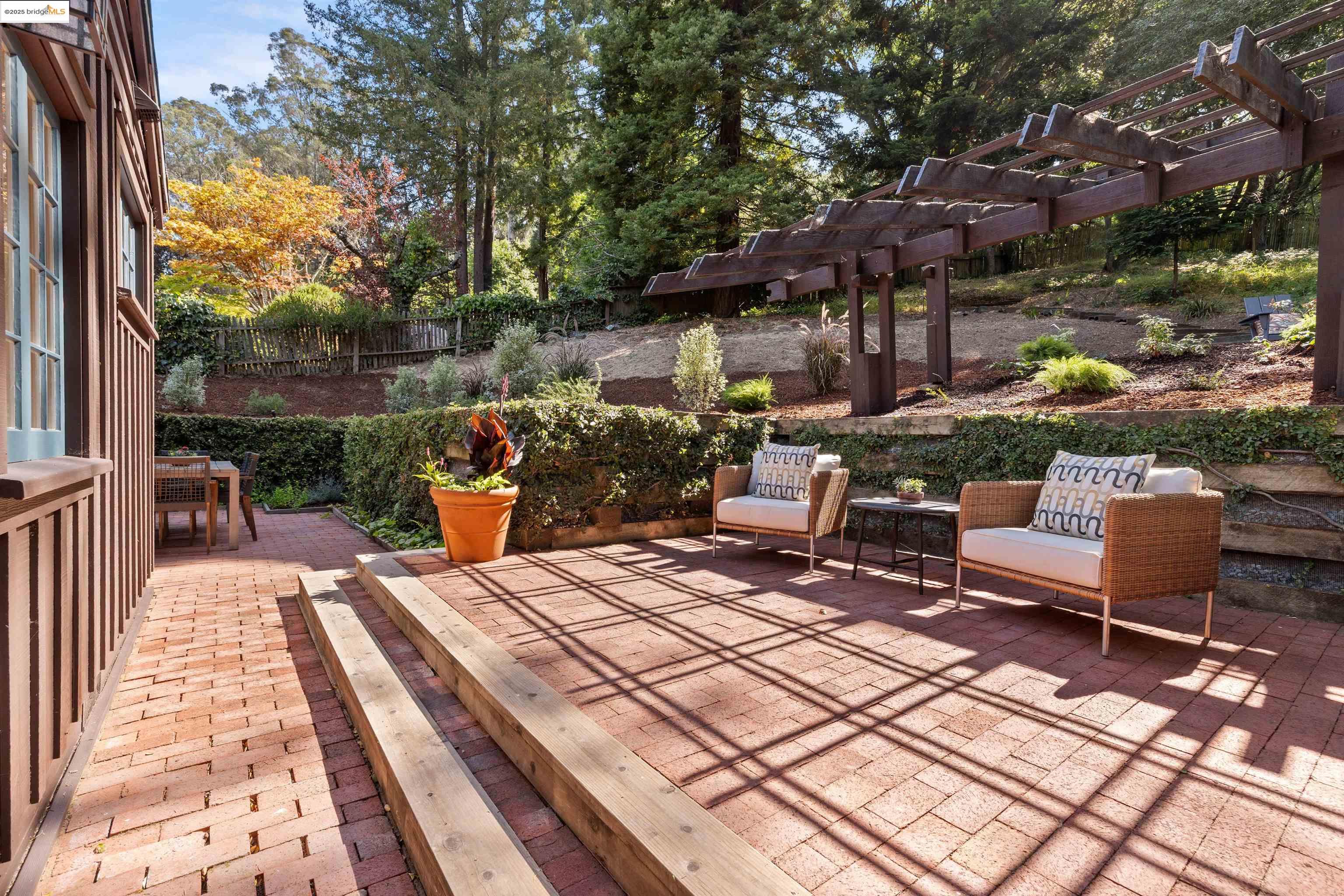 Detail Gallery Image 32 of 47 For 6100 Thornhill Dr, Oakland,  CA 94611 - 3 Beds | 2 Baths