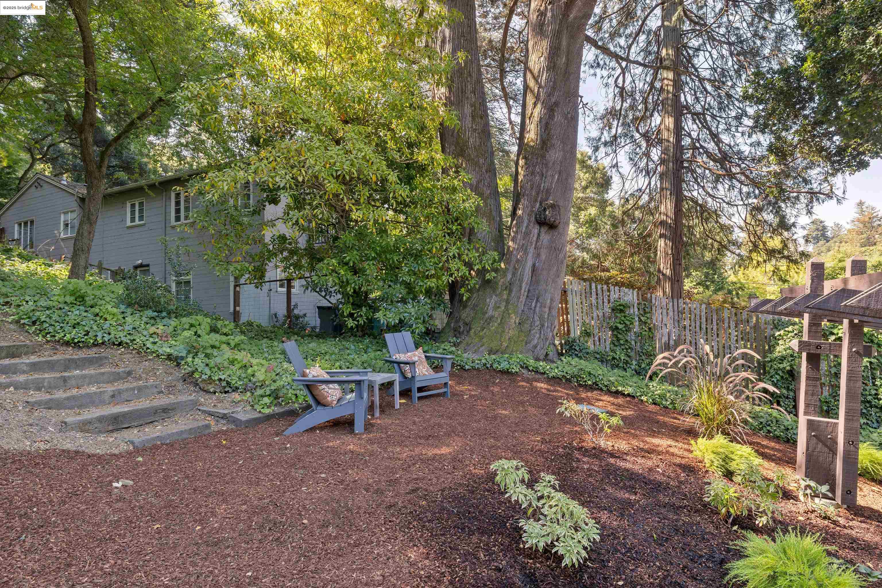 Detail Gallery Image 33 of 47 For 6100 Thornhill Dr, Oakland,  CA 94611 - 3 Beds | 2 Baths