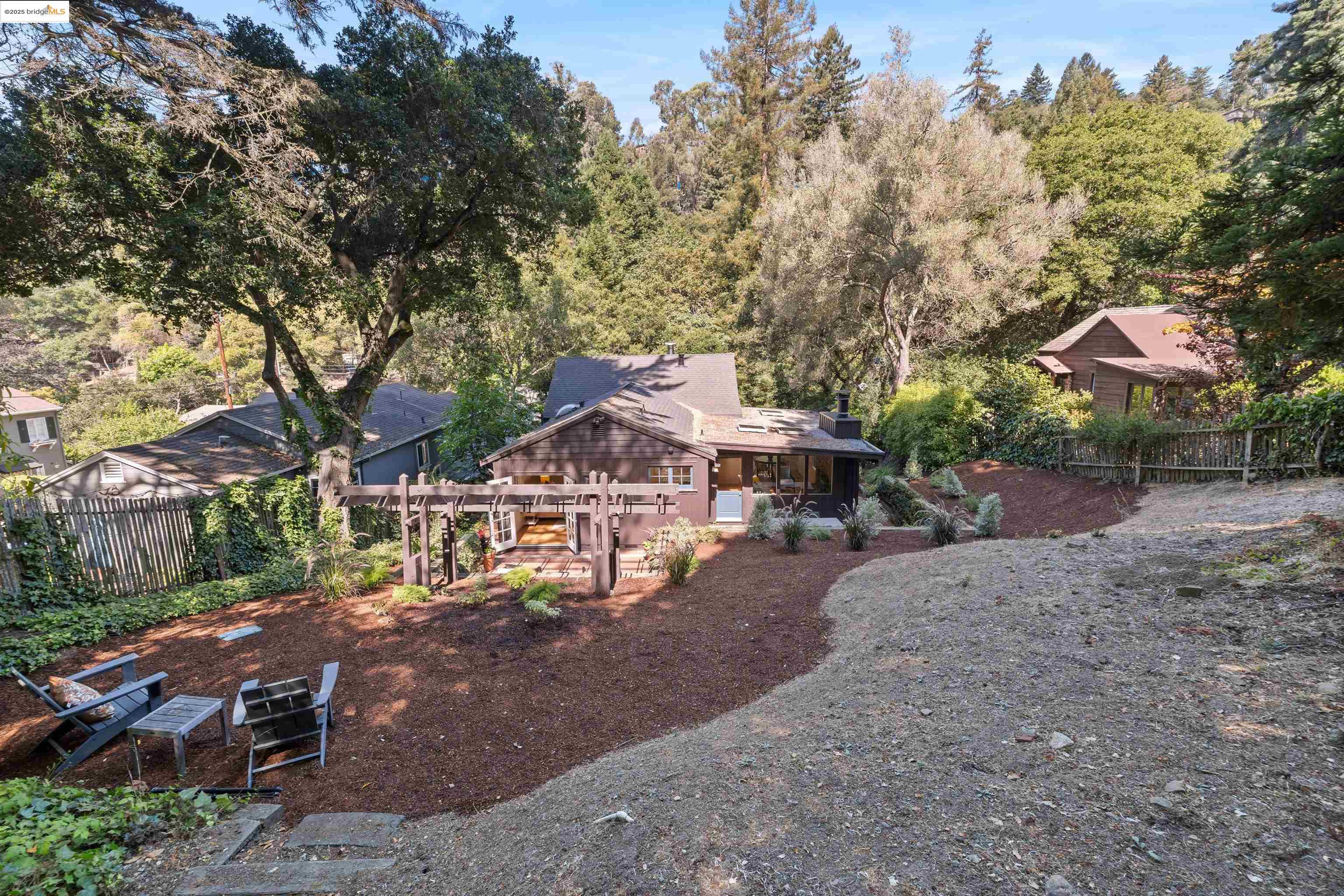 Detail Gallery Image 35 of 47 For 6100 Thornhill Dr, Oakland,  CA 94611 - 3 Beds | 2 Baths