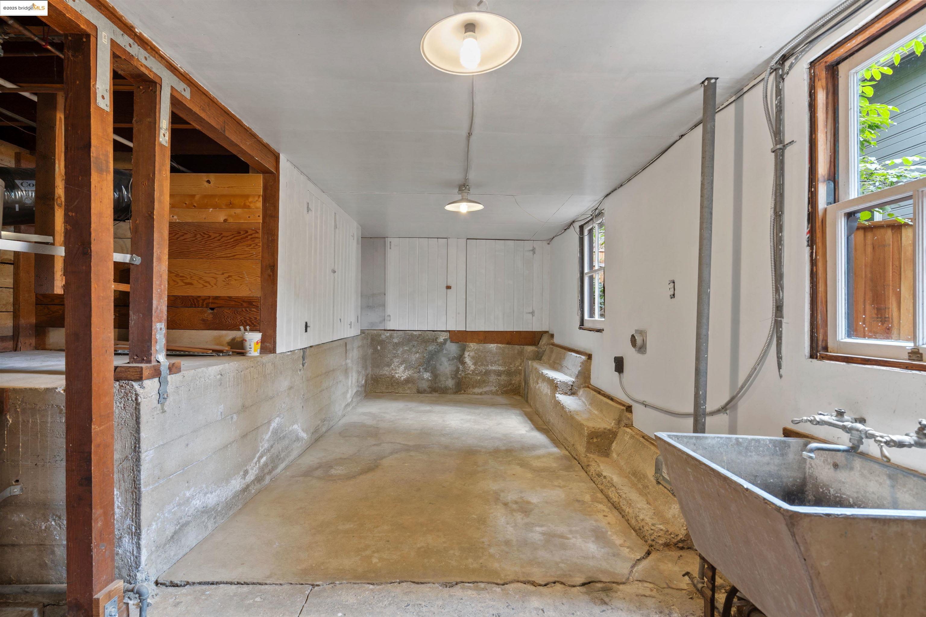 Detail Gallery Image 38 of 47 For 6100 Thornhill Dr, Oakland,  CA 94611 - 3 Beds | 2 Baths