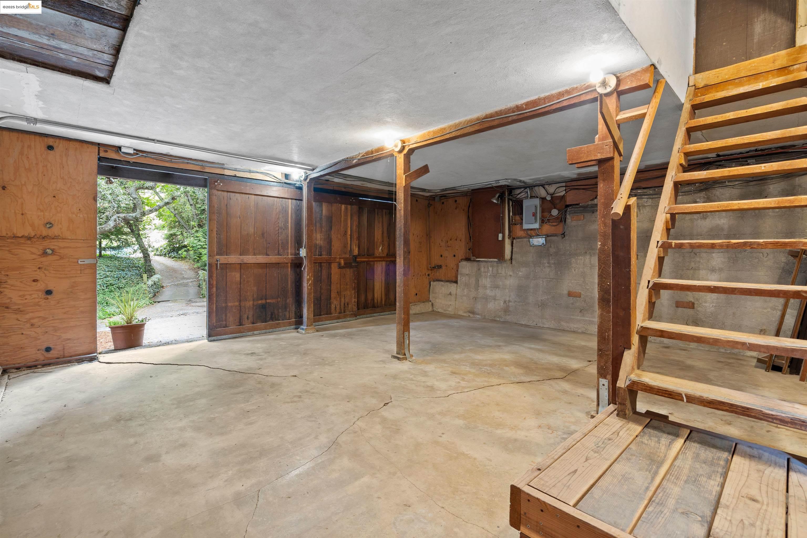 Detail Gallery Image 39 of 47 For 6100 Thornhill Dr, Oakland,  CA 94611 - 3 Beds | 2 Baths