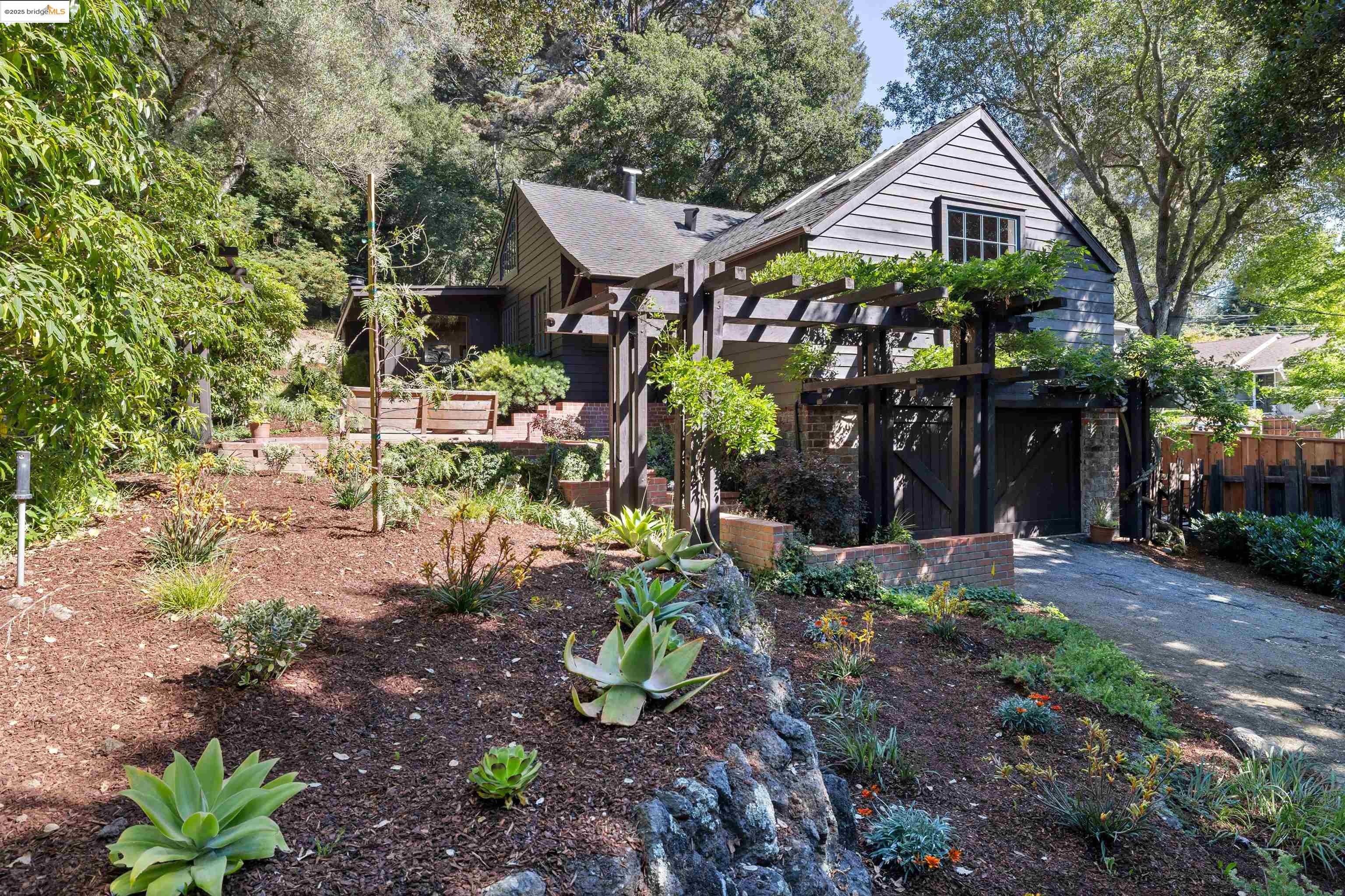 Detail Gallery Image 41 of 47 For 6100 Thornhill Dr, Oakland,  CA 94611 - 3 Beds | 2 Baths