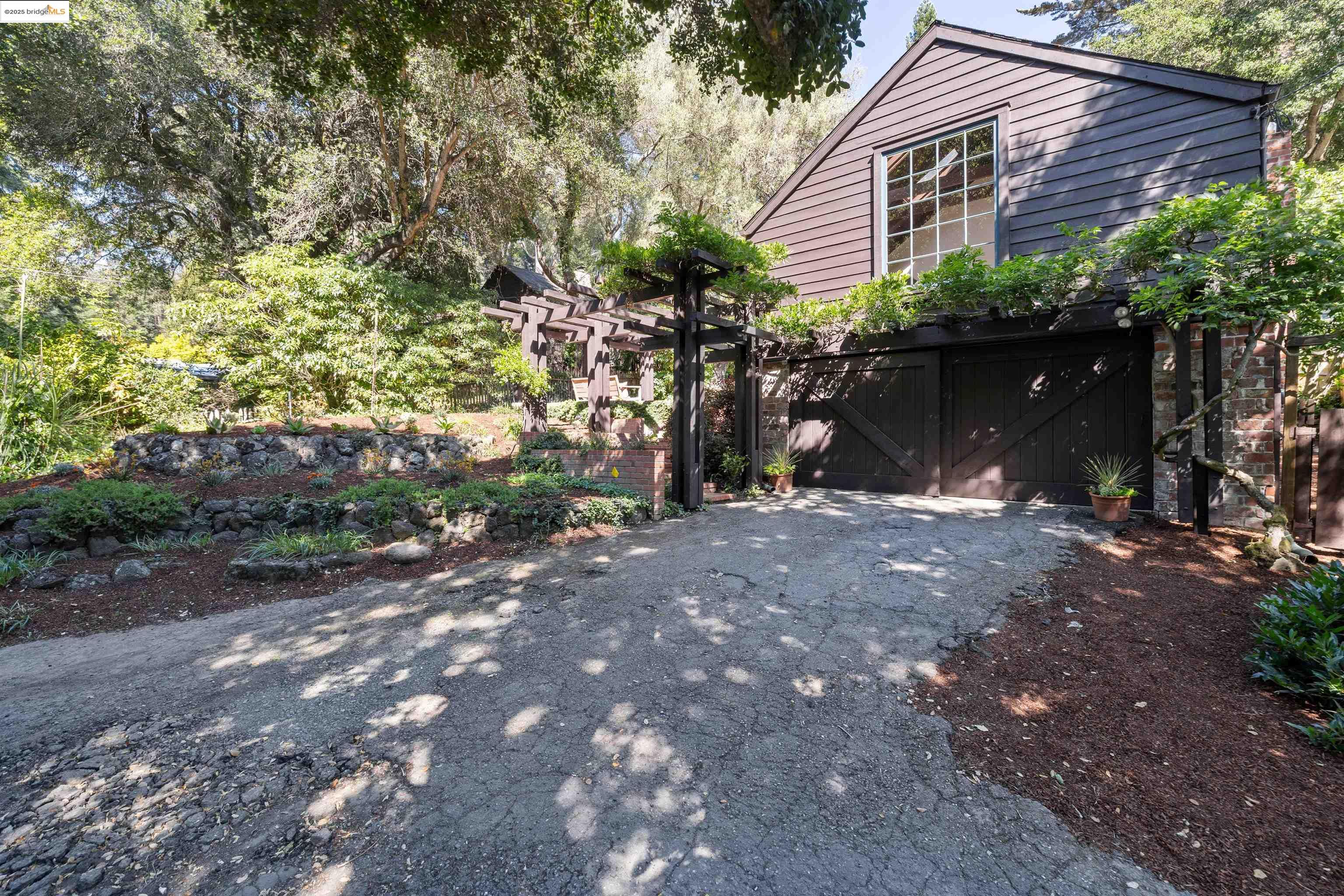 Detail Gallery Image 42 of 47 For 6100 Thornhill Dr, Oakland,  CA 94611 - 3 Beds | 2 Baths