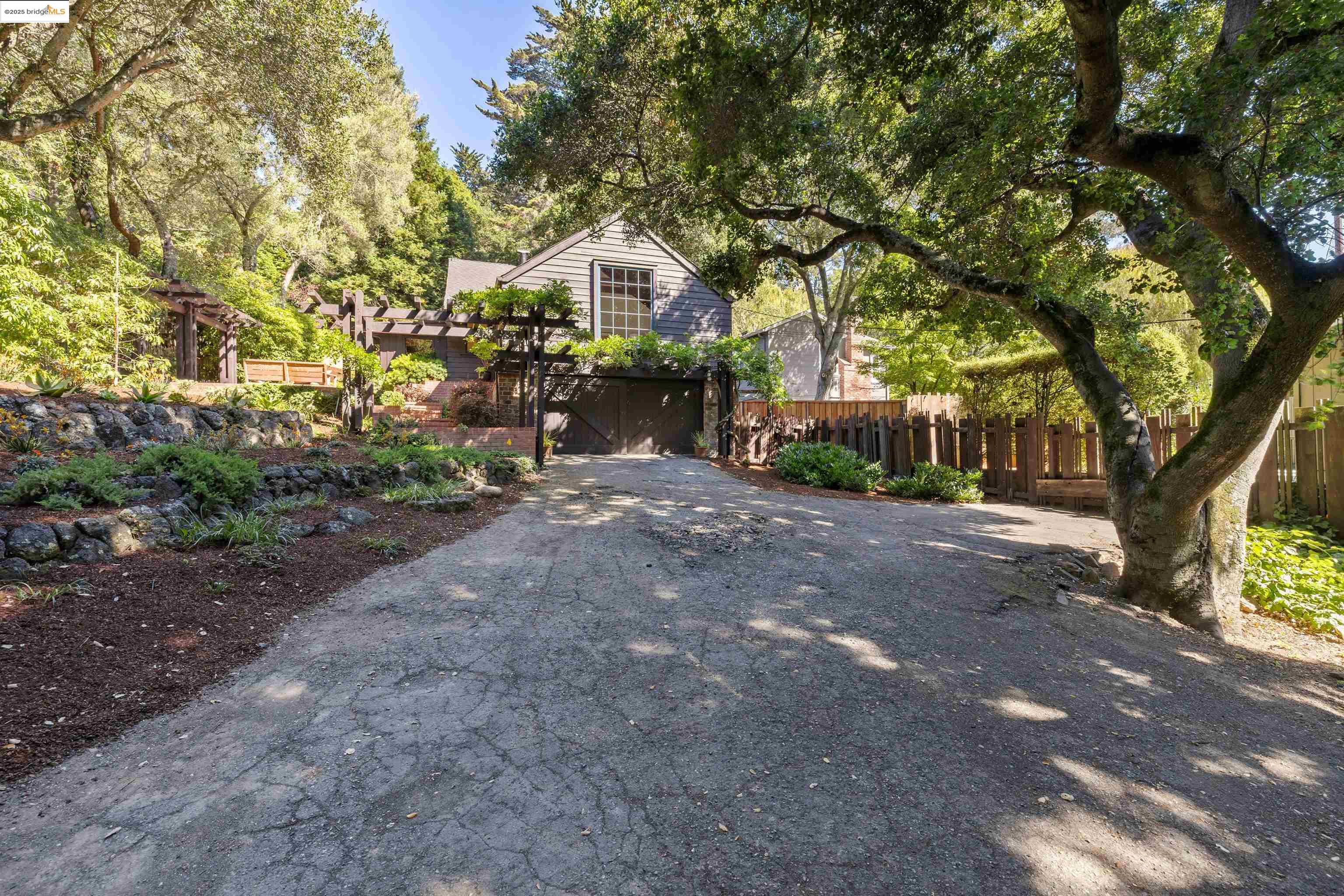 Detail Gallery Image 43 of 47 For 6100 Thornhill Dr, Oakland,  CA 94611 - 3 Beds | 2 Baths