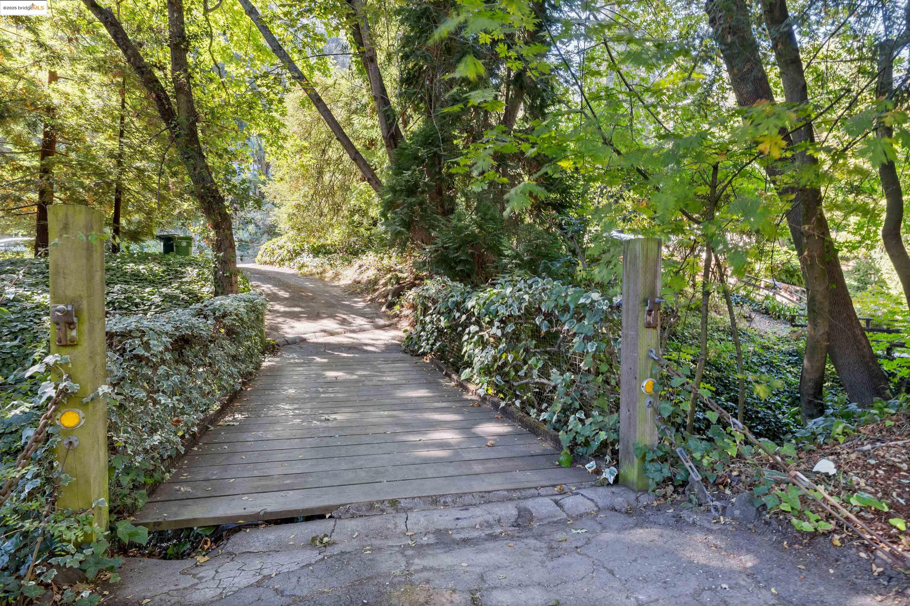 Detail Gallery Image 45 of 47 For 6100 Thornhill Dr, Oakland,  CA 94611 - 3 Beds | 2 Baths