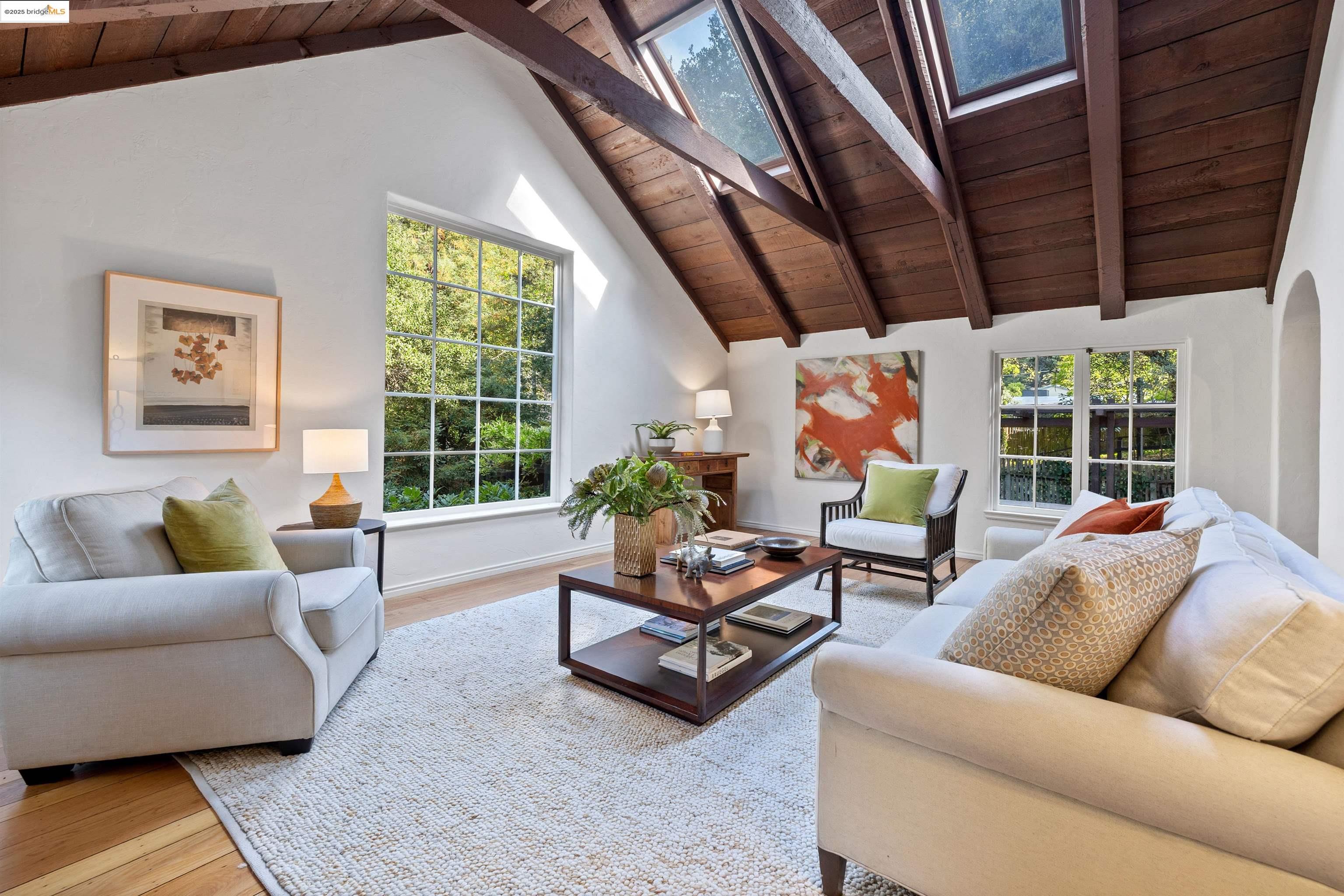 Detail Gallery Image 8 of 47 For 6100 Thornhill Dr, Oakland,  CA 94611 - 3 Beds | 2 Baths