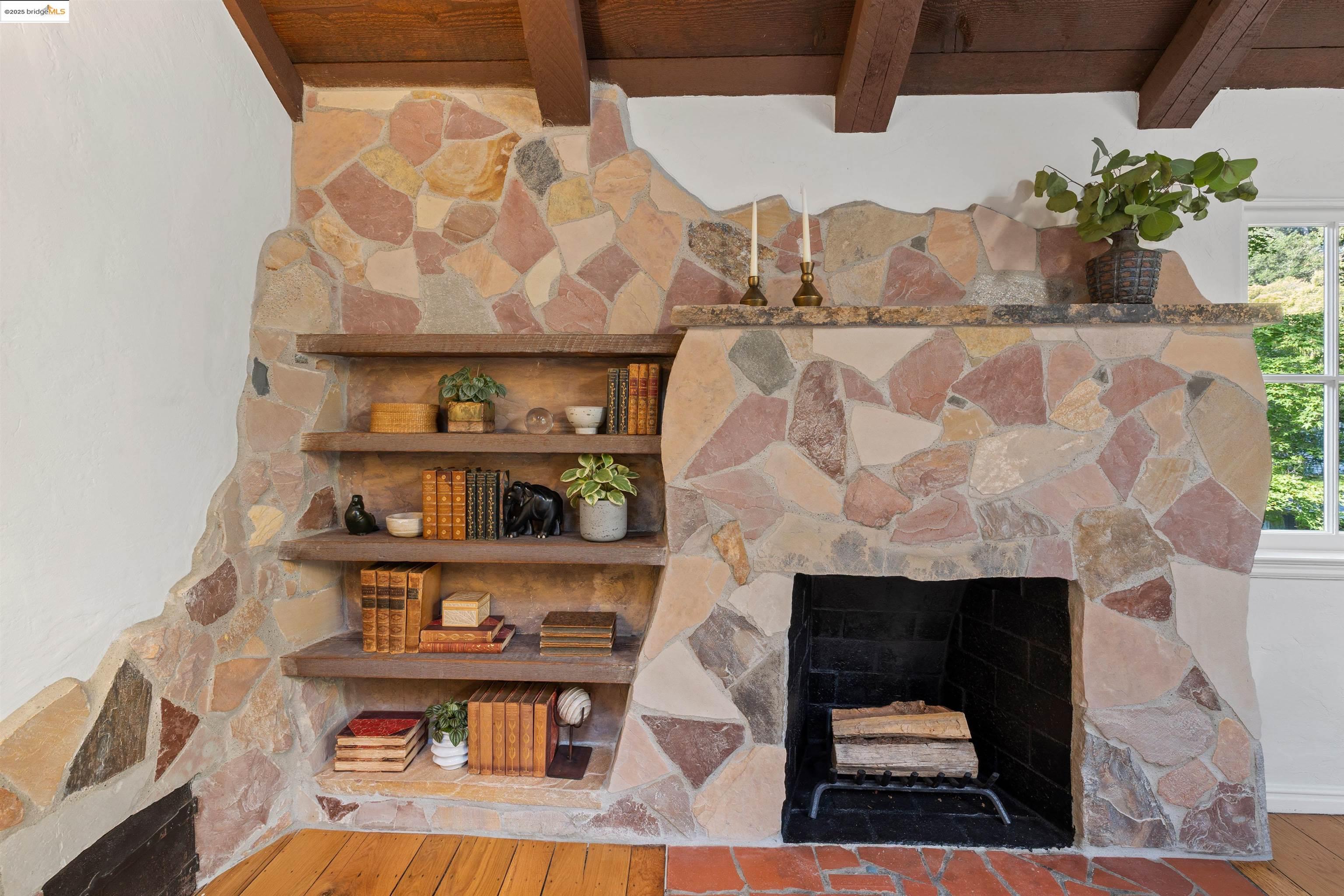 Detail Gallery Image 9 of 47 For 6100 Thornhill Dr, Oakland,  CA 94611 - 3 Beds | 2 Baths