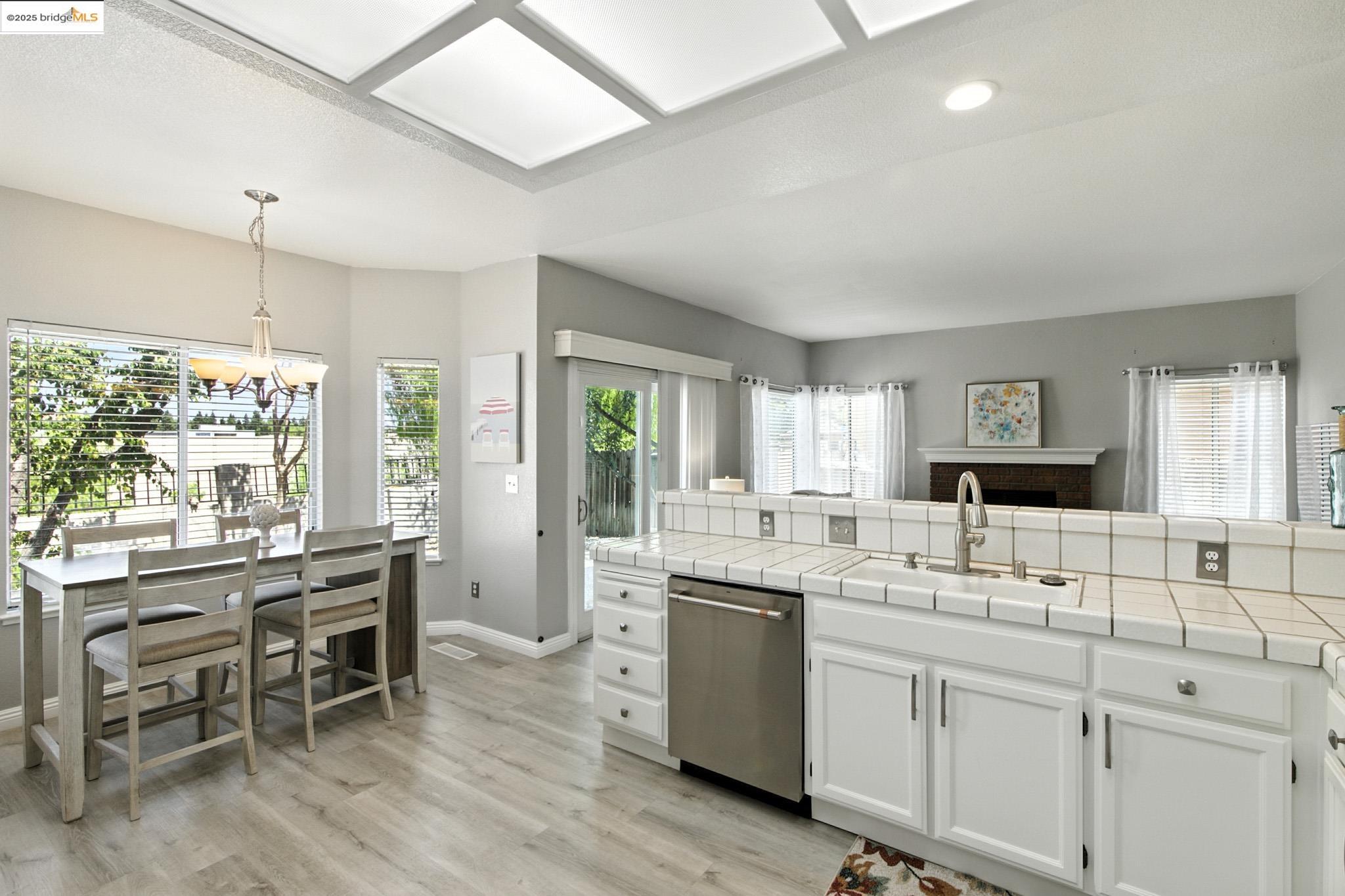 Detail Gallery Image 14 of 56 For 2201 Mark Twain Drive, Antioch,  CA 94531-8305 - 4 Beds | 3 Baths